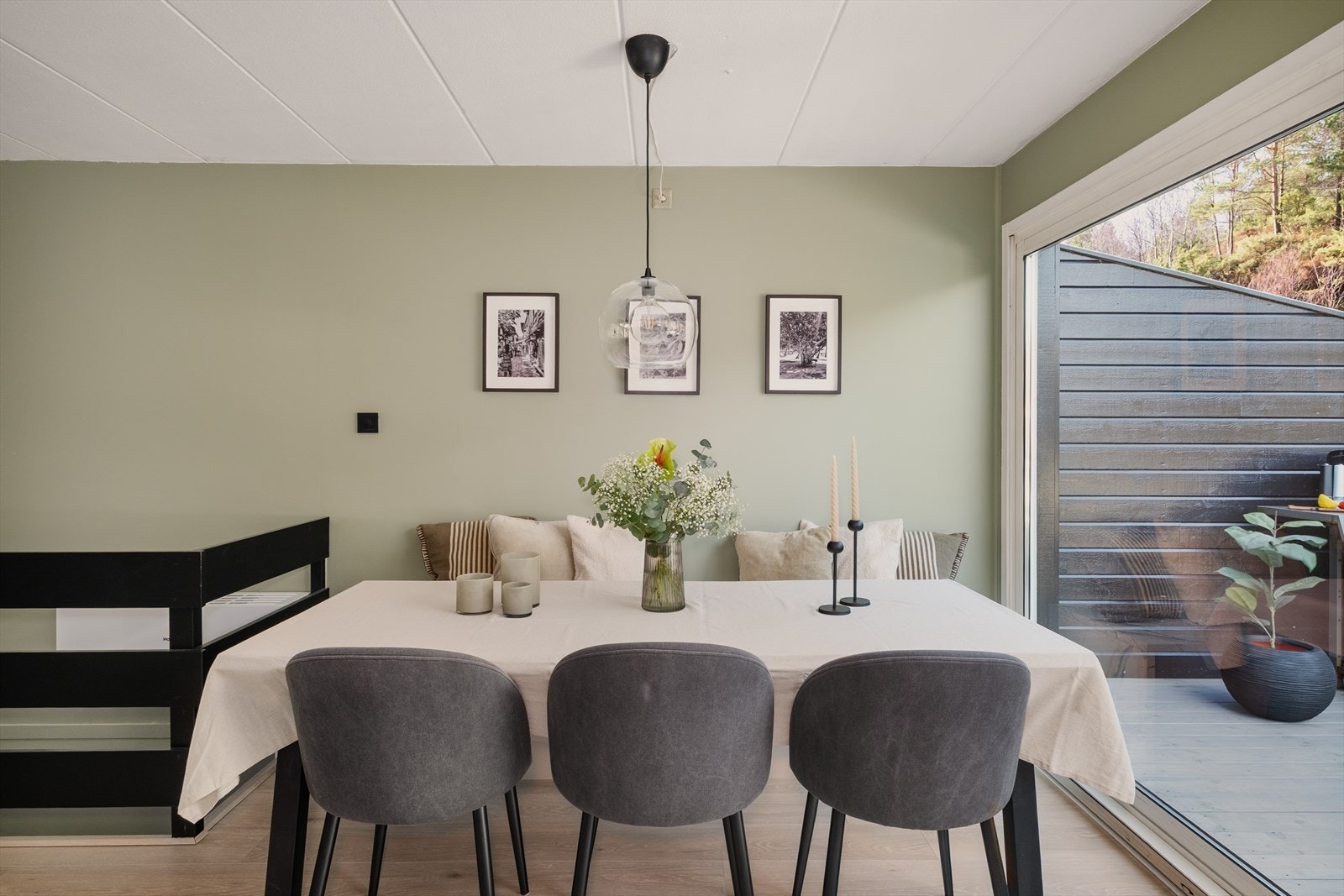 På kjøkkenet finnes koselig spisestue med plassbygget benk. Galleribilde