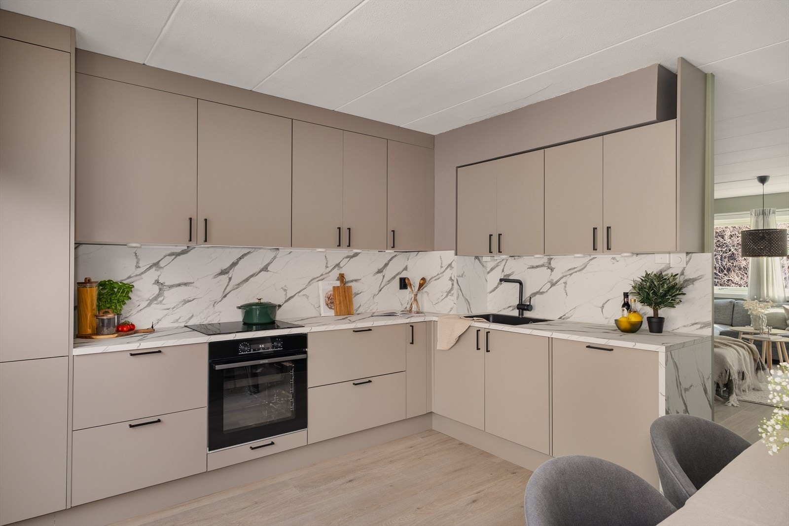 Kjøkkenet var nytt i 2024 og består av delikat innredning fra Norema med laminert benkeplate og glatte fronter. Galleribilde