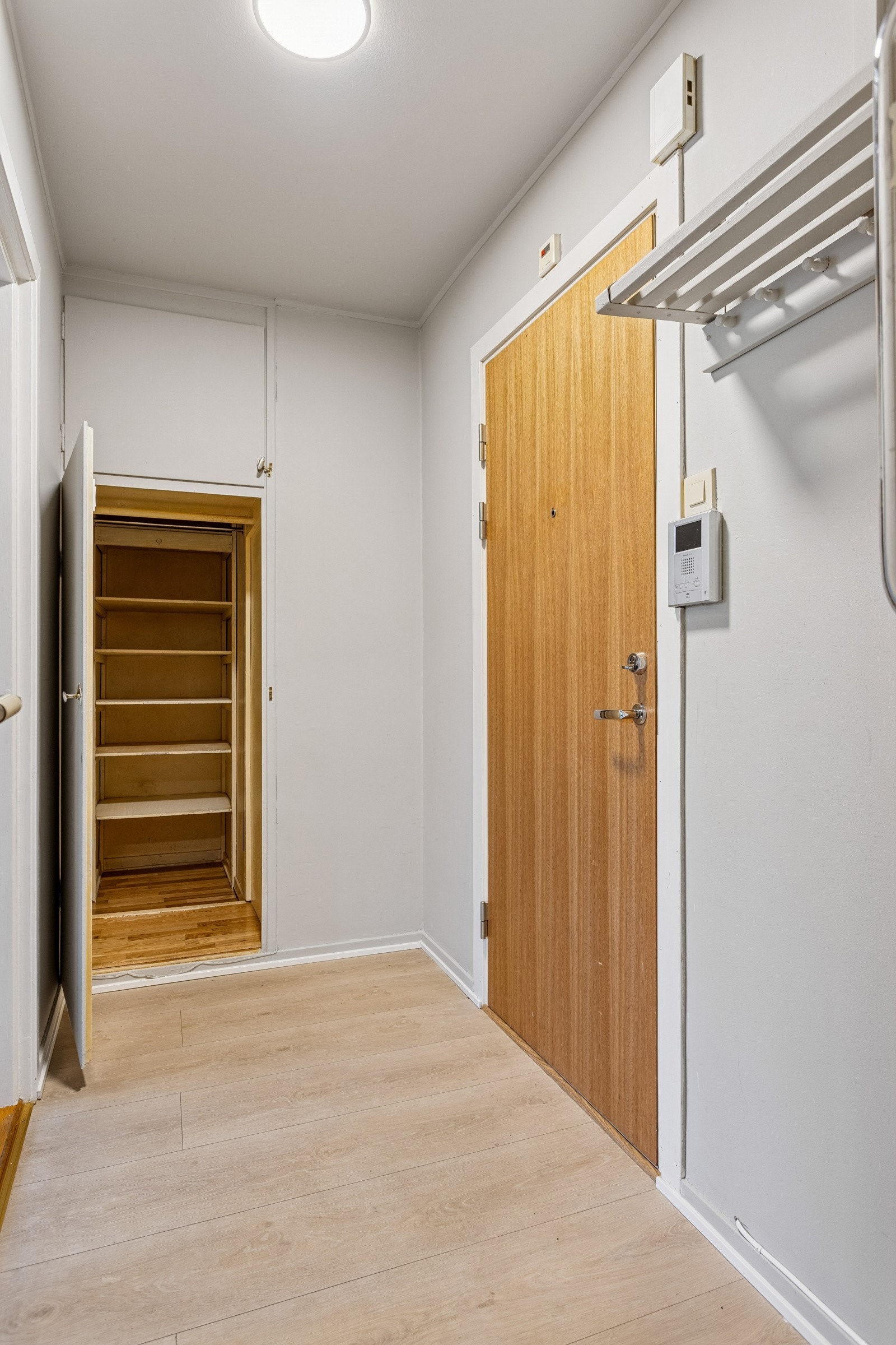 Entré med innvendig kott/plassbygd skap med hyller. Galleribilde