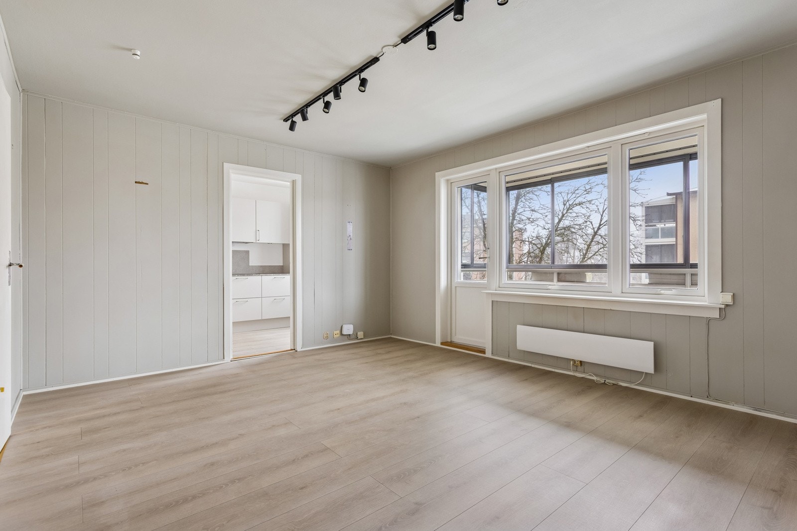 Stue med direkte adkomst til stor balkong med god plass til utemøbler, grill mm. Galleribilde