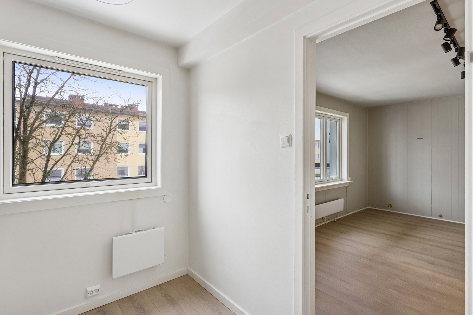 Lys leilighet med store vinduflater. Galleribilde