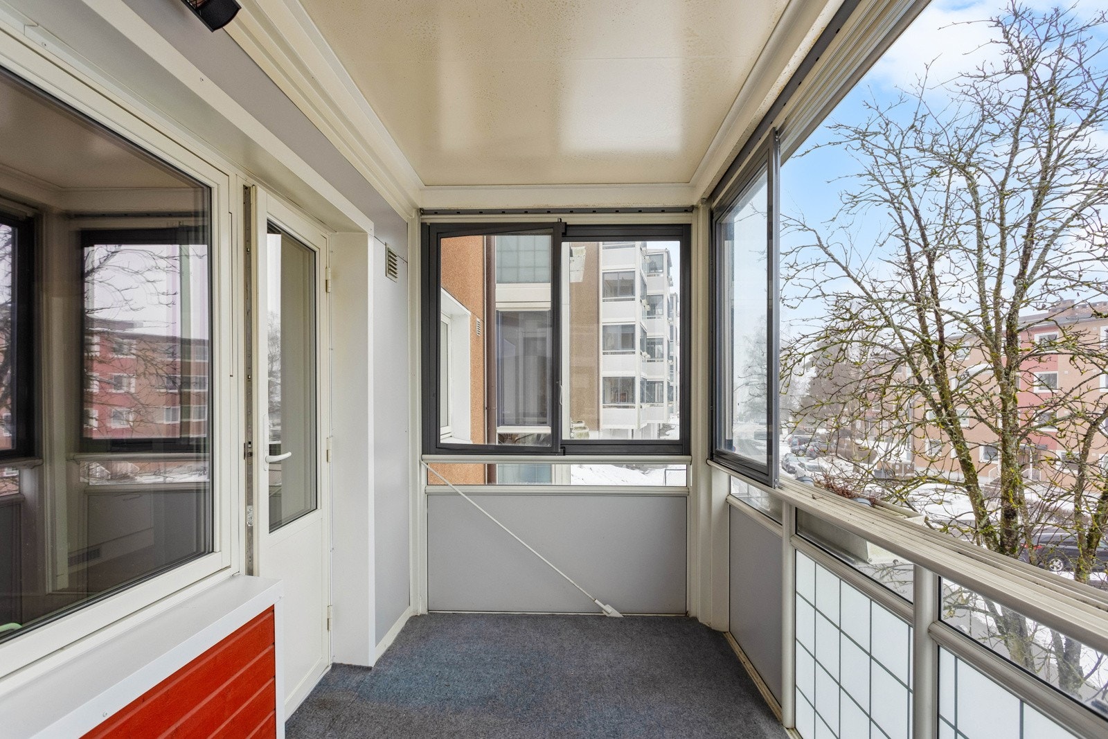 Ca 7 kvm vestvendt balkong der innglassingen kan åpnes opp og skyves tilside. Galleribilde