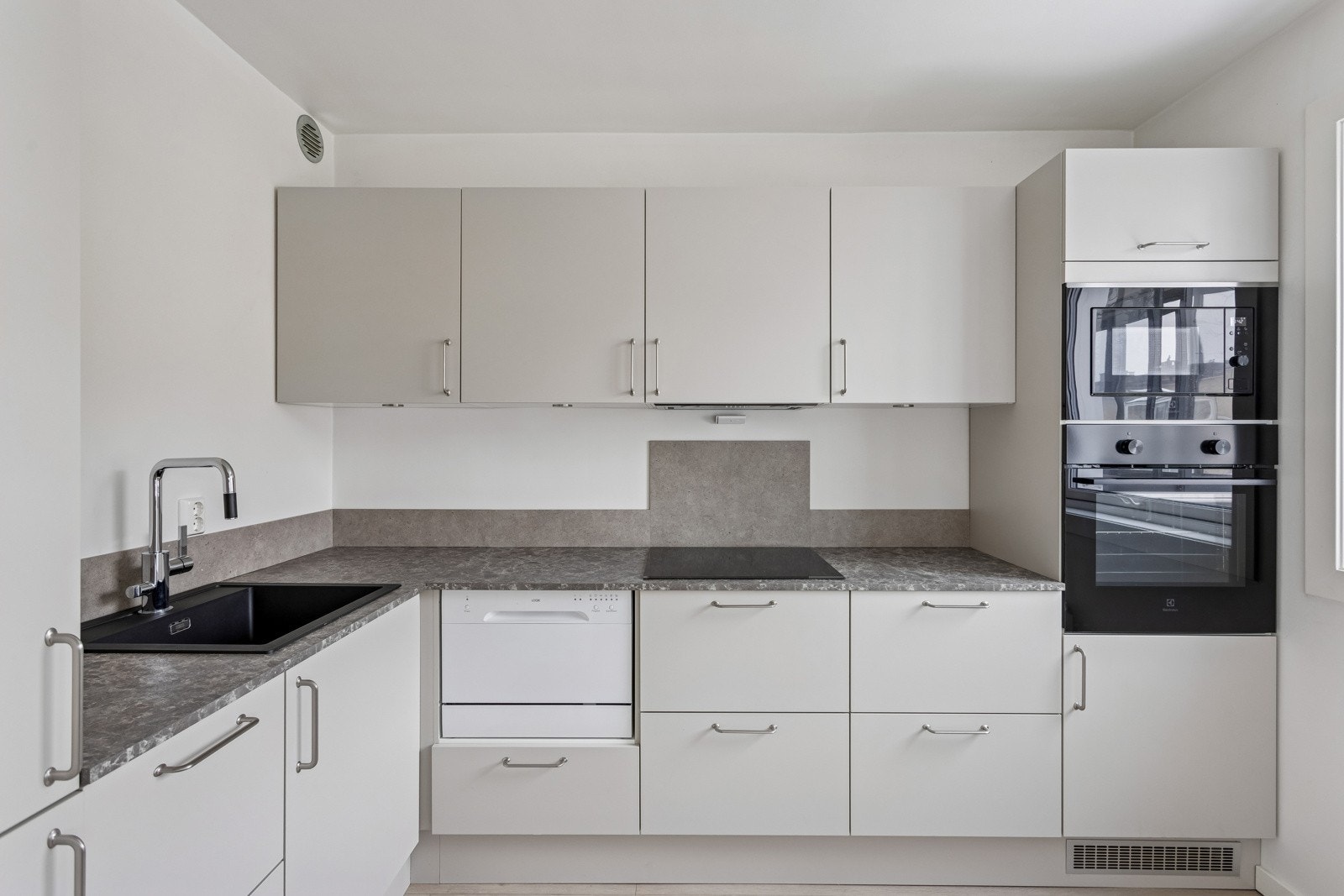 Alle hvitevarer på kjøkken er integrerte og medfølger. Galleribilde