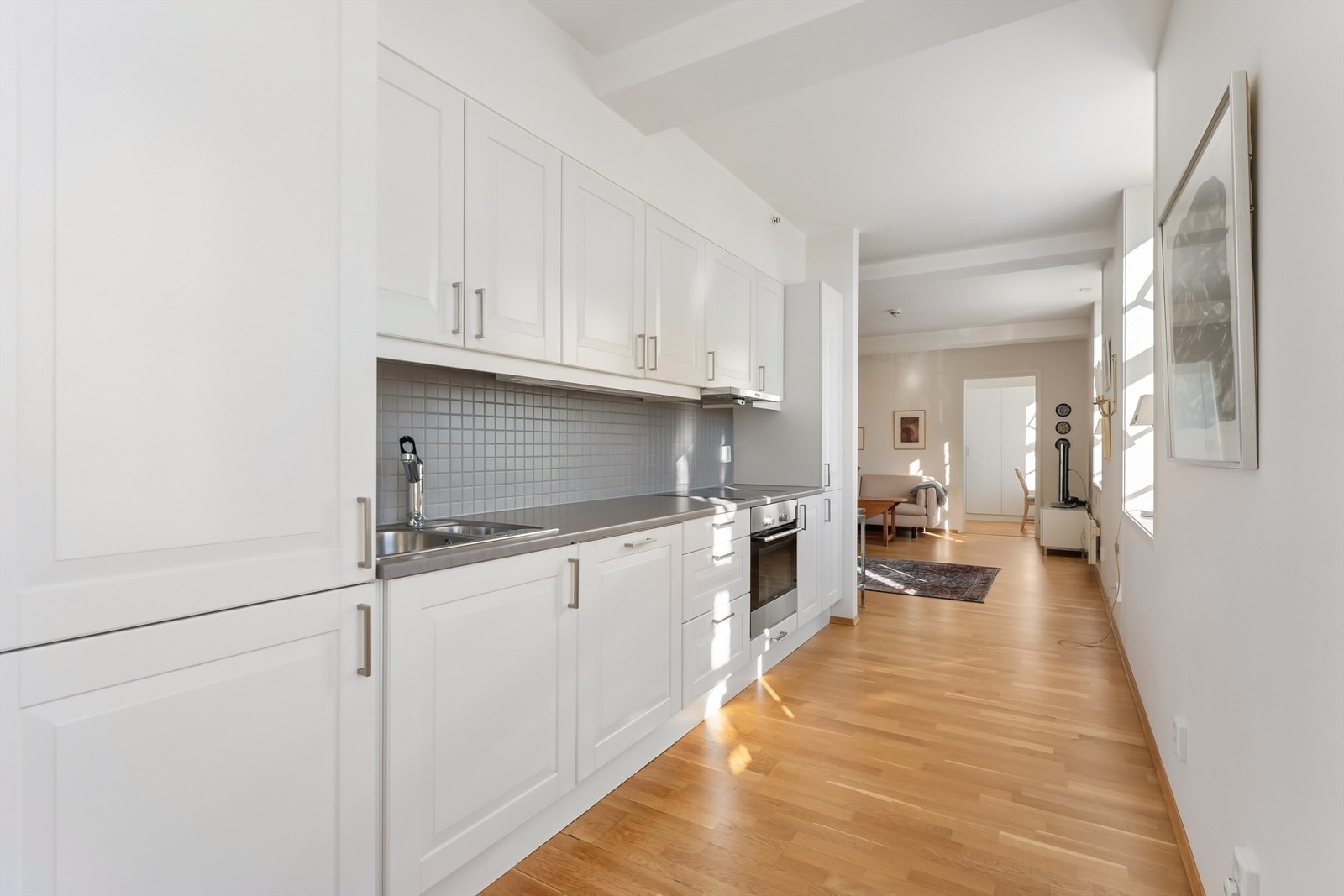 Laminatbenkeplaten er slitesterk, med nedfelt oppvaskkum i rustfritt stål. Galleribilde