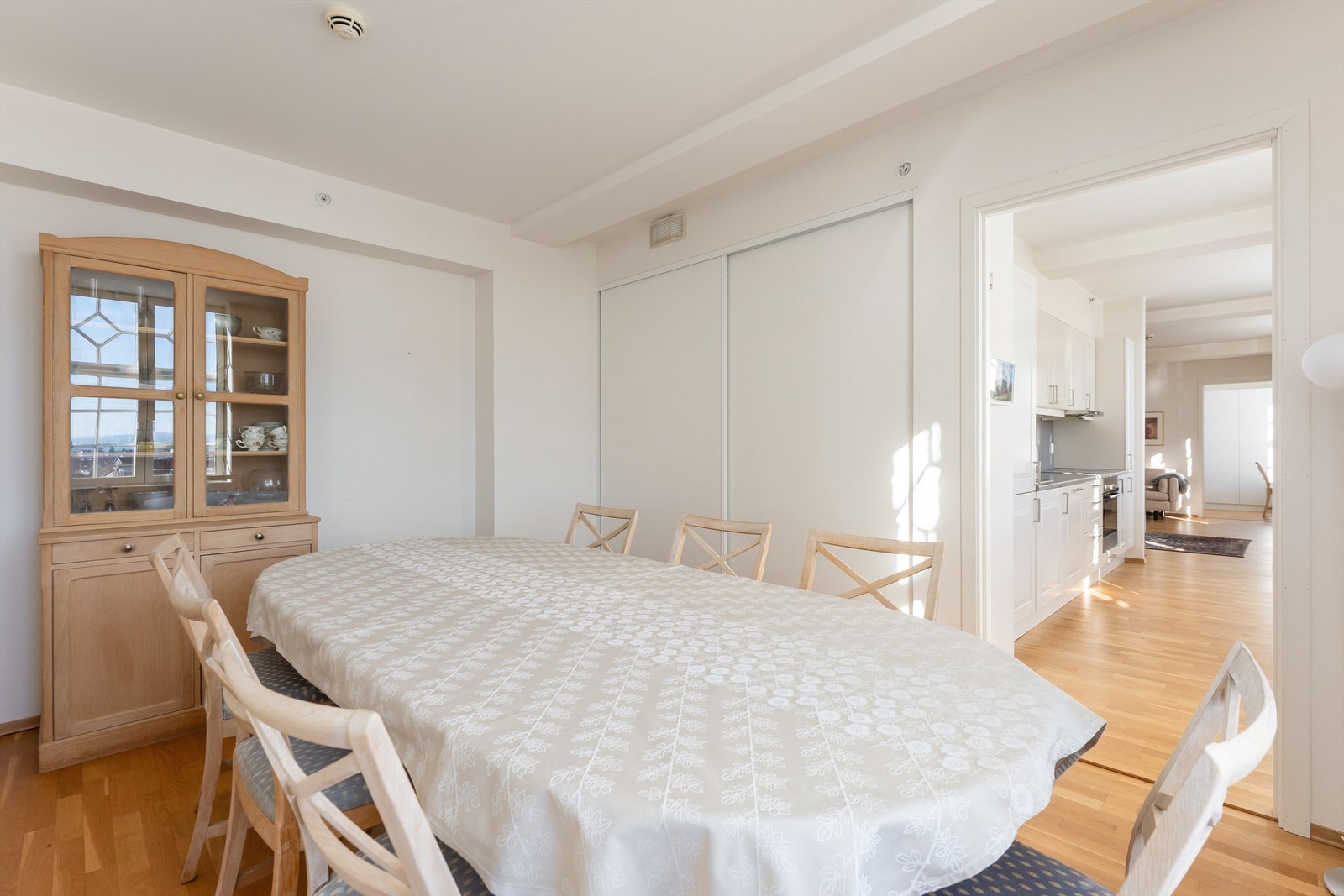 En stor skyvedørsgarderobe gir rikelig med oppbevaringsplass på hovedsoverommet. Galleribilde