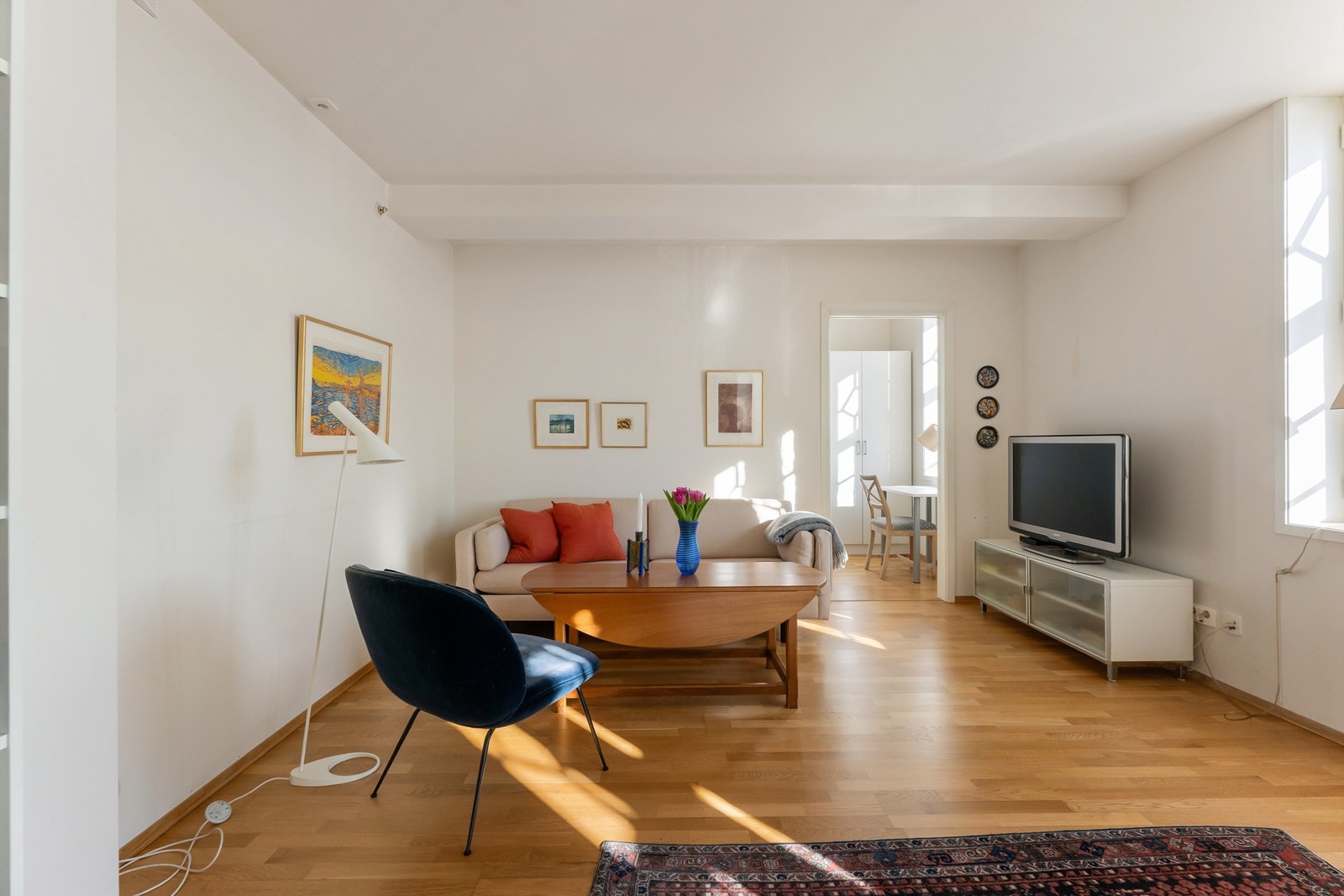 Stuen har en takhøyde på ca. 2,55 meter og behagelig vannbåren gulvvarme. Galleribilde