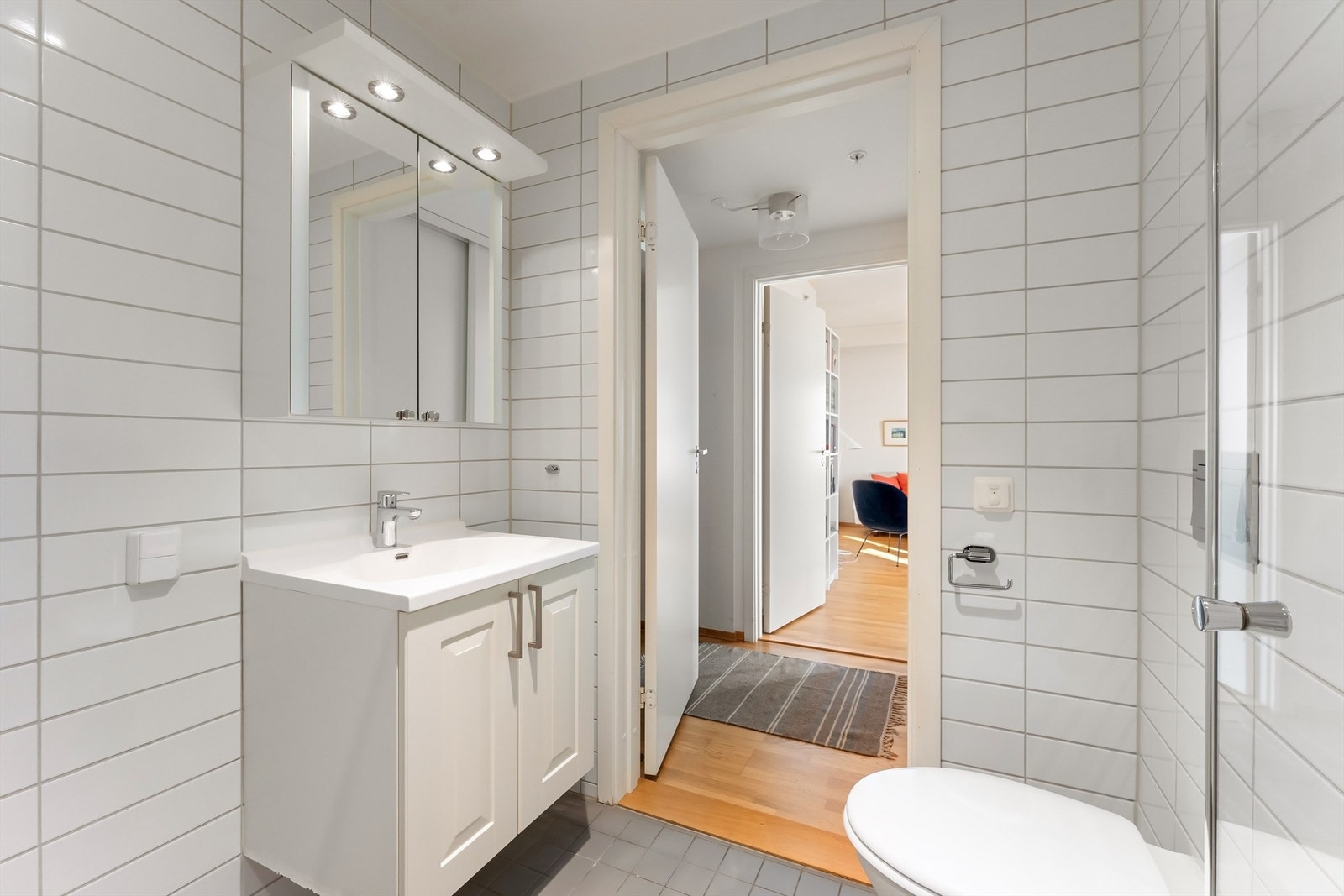 Innredningen består av et vegghengt servantskap og speilskap med belysning. Galleribilde