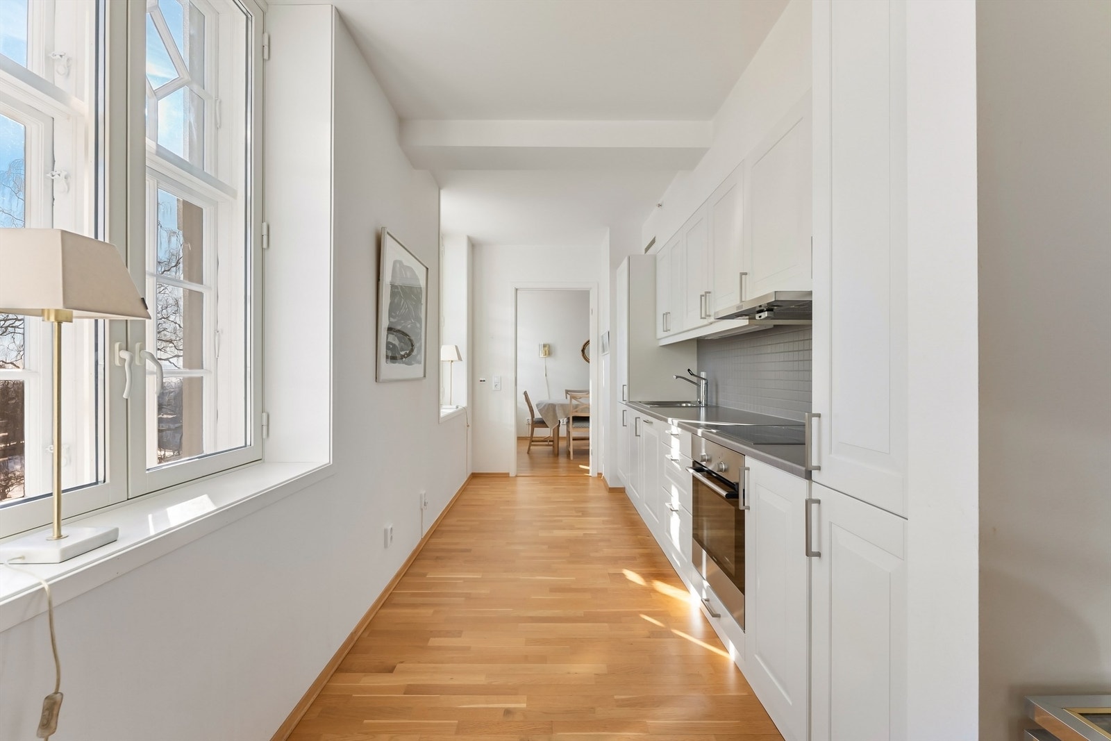 Kjøkkenet fra ombyggingen i 2014 har en delvis åpen løsning mot stuen. Galleribilde