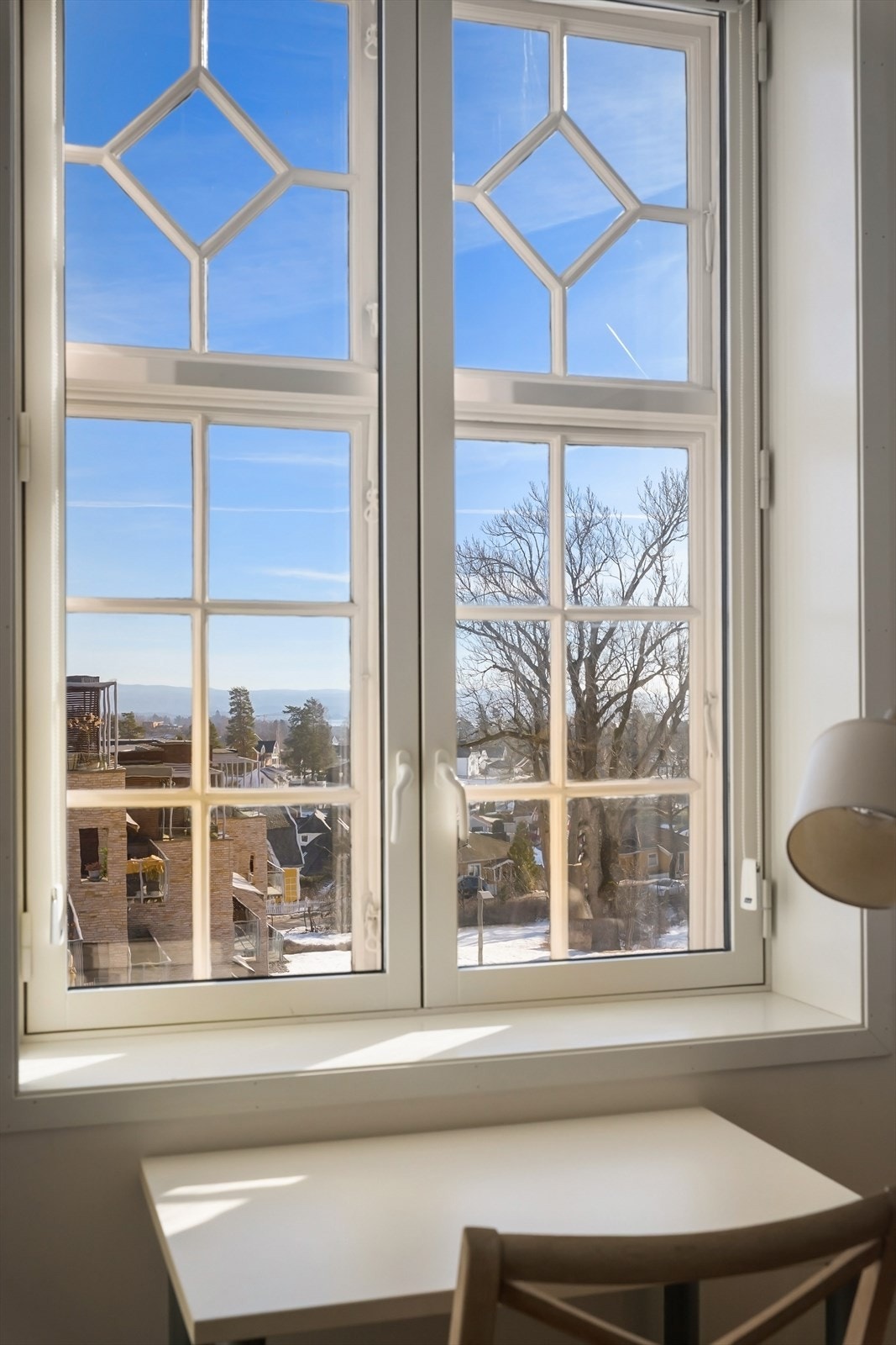 Fra leiligheten på en praktfull høyde har du en fin utsikt over nærområdet. Galleribilde