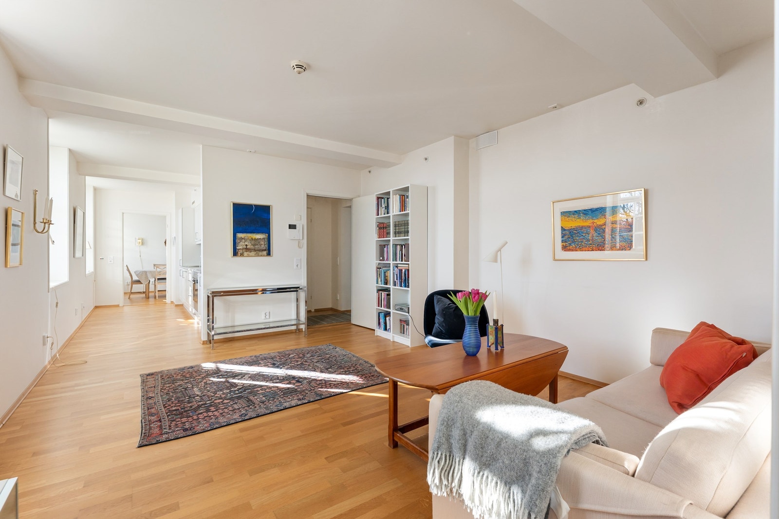 Den åpne løsningen gir en god romfølelse og fleksible møbleringsmuligheter. Galleribilde