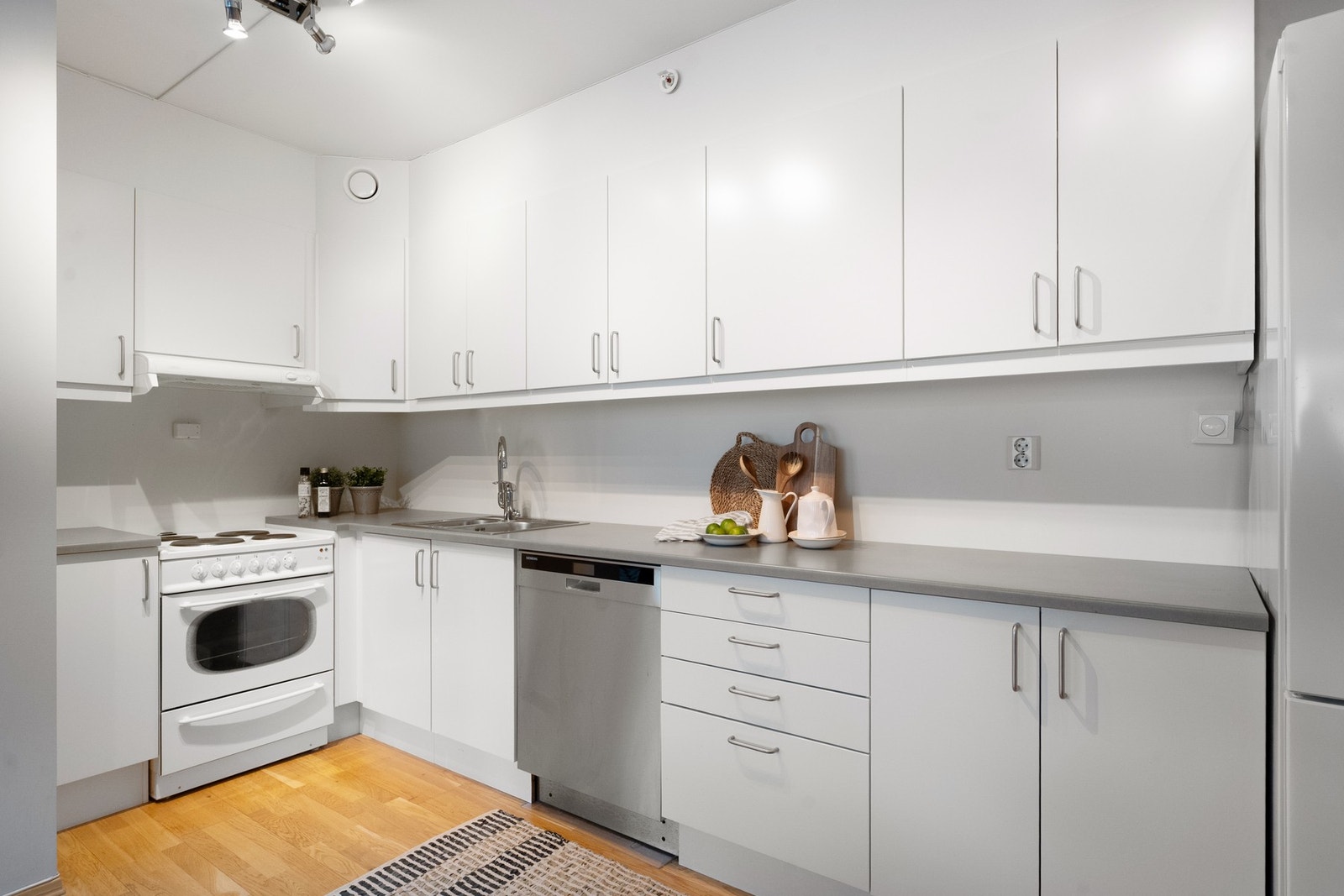 Komfyr av eldre modell, oppvaskmaskin og kjøleskap medfølger. Galleribilde