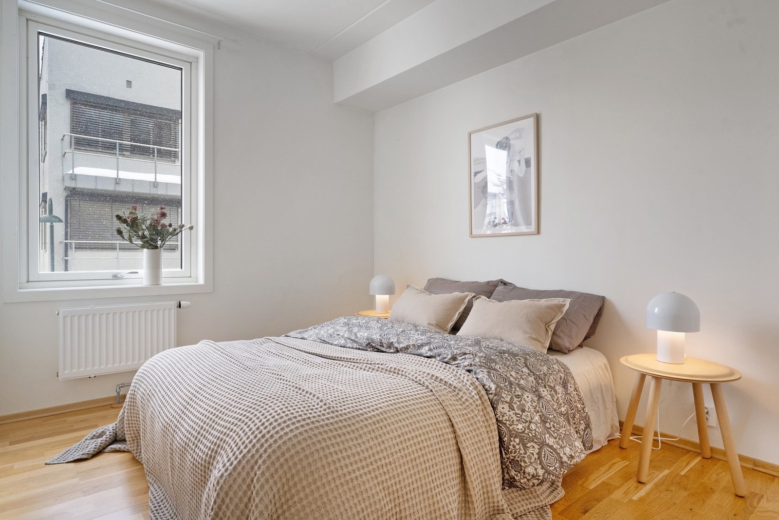 Soverom med vindu mot vest. Galleribilde