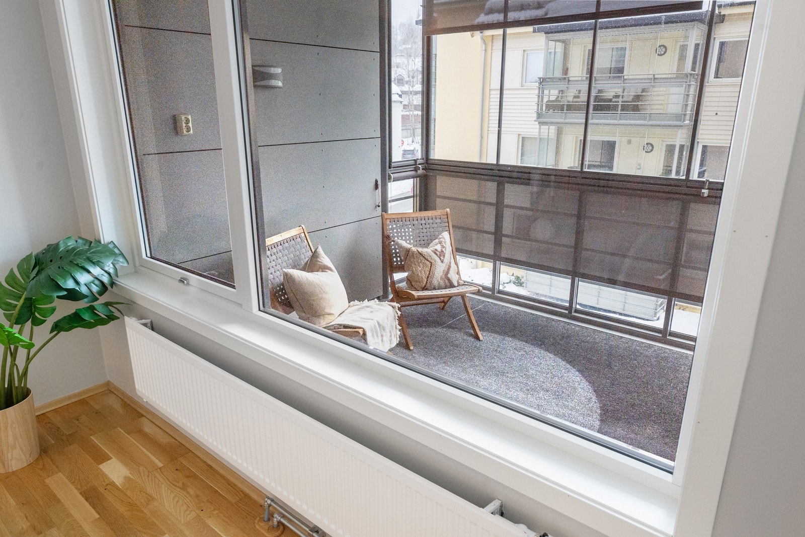 Vindu ut mot innglasset balkong. Galleribilde