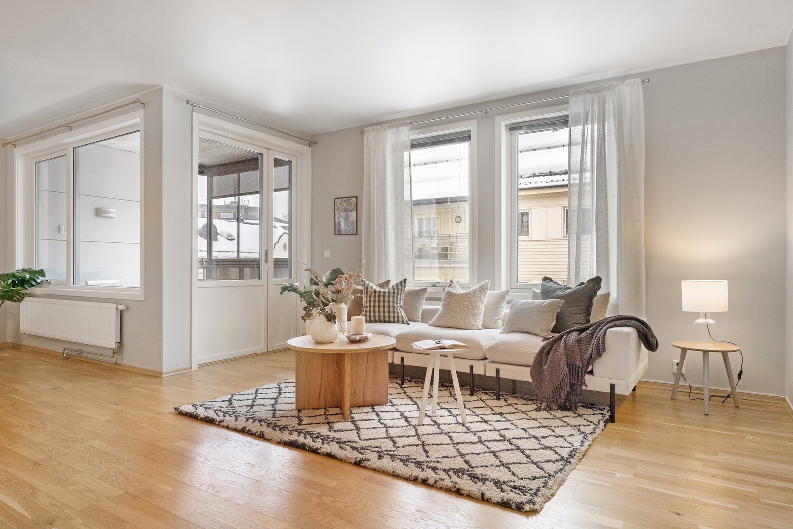 Stue med utgang til innglasset balkong. Galleribilde