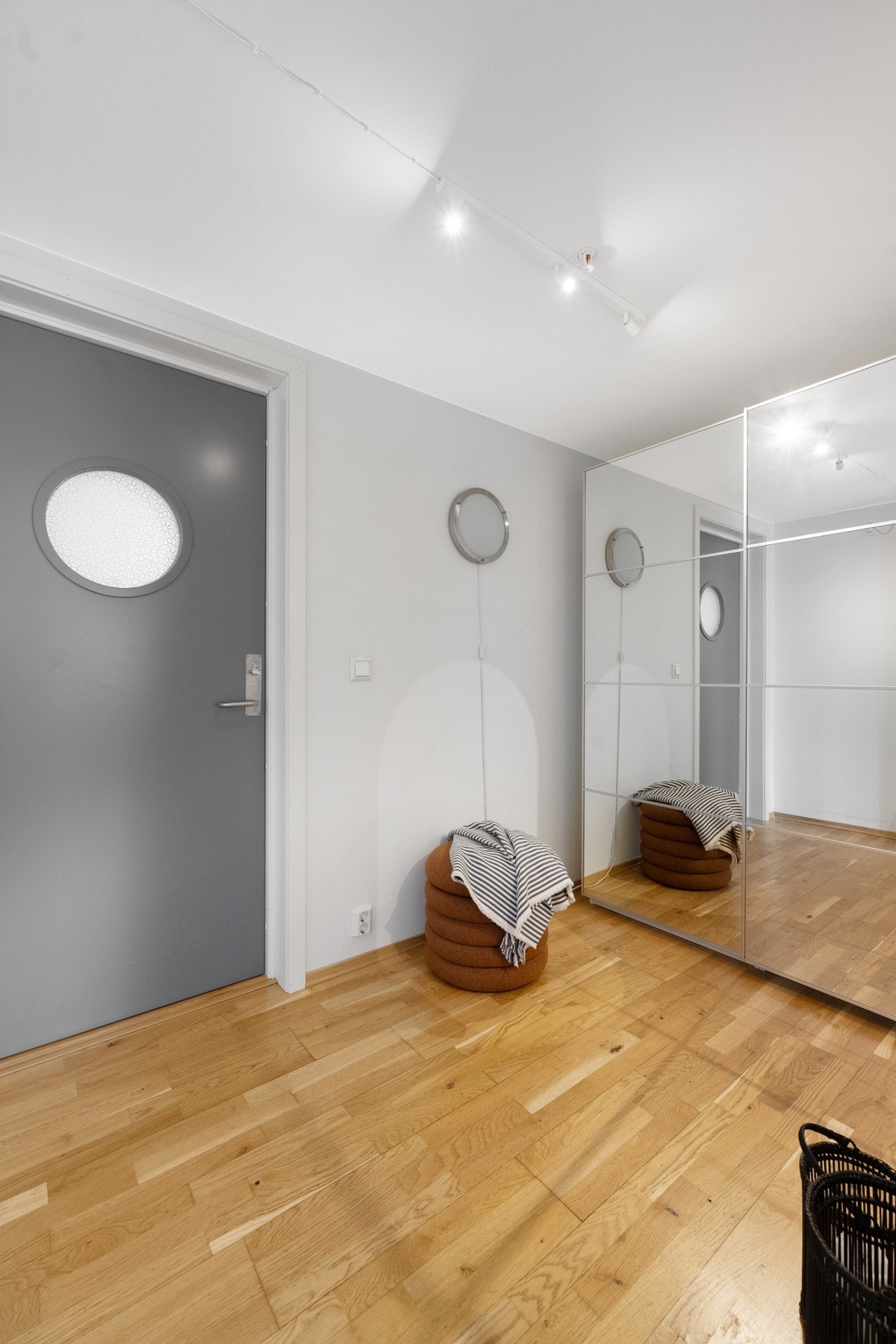 Entrè med parkettgulv og malte overflater. Galleribilde