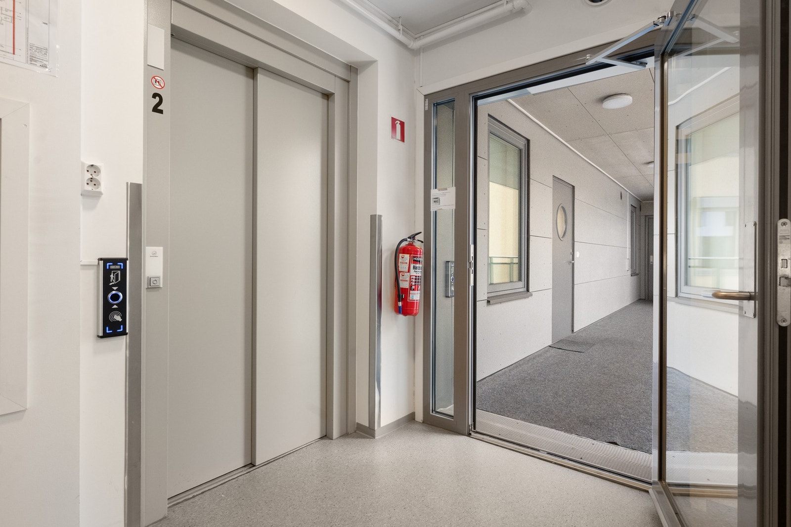 Fra heisen er det svalgang til leiligheten. Galleribilde