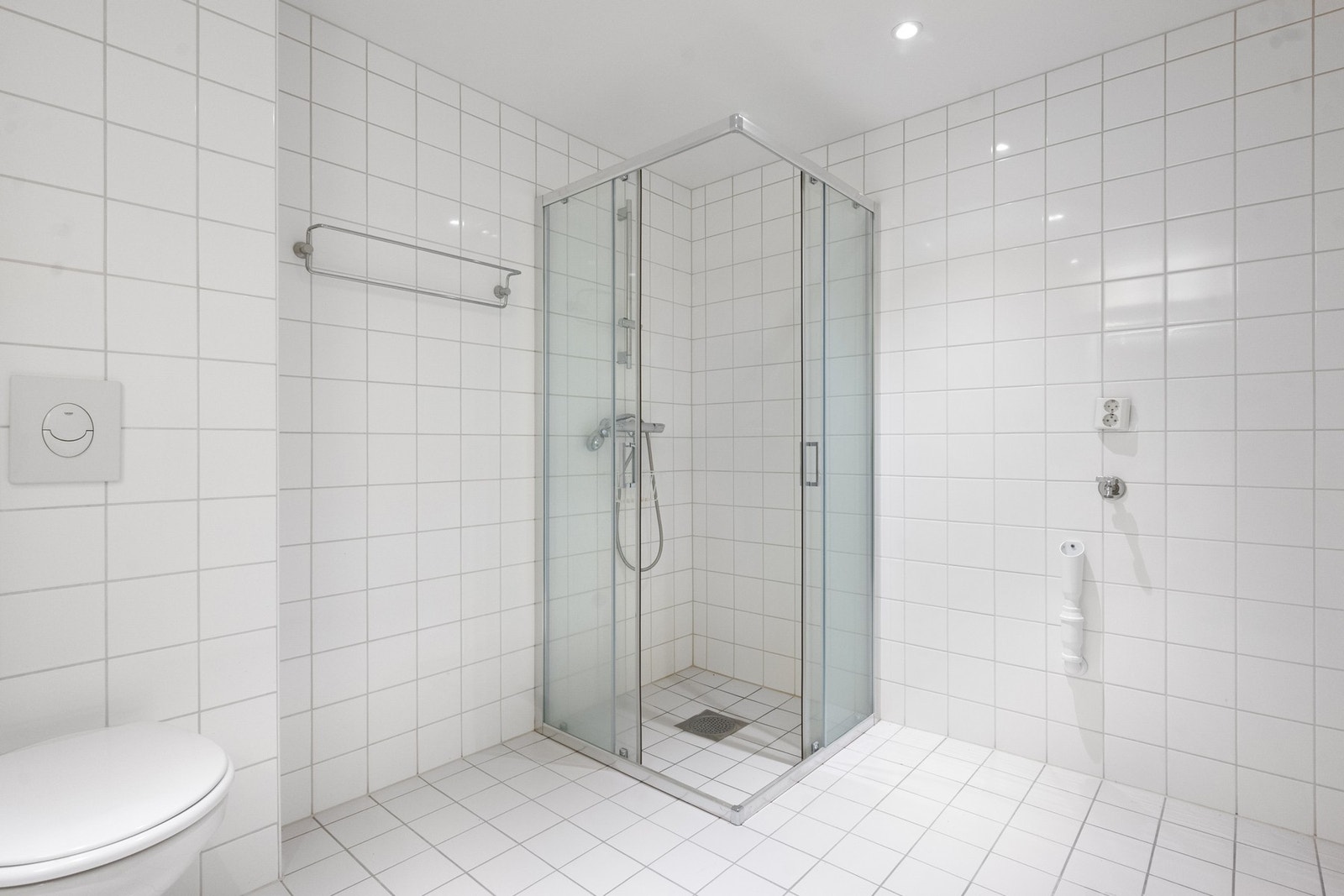 Dusj i hjørne med skyvedør i glass. Galleribilde