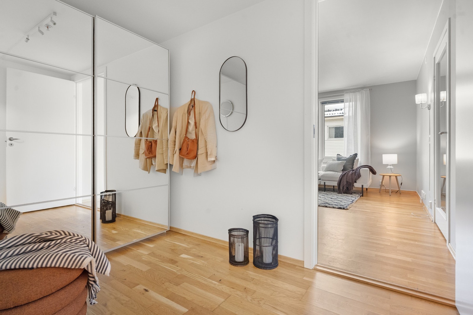 Romslig entrè med skyvedørs garderobe. Galleribilde