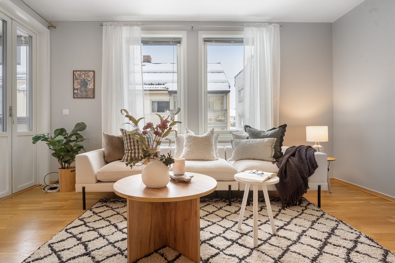 Stort vindu mot vest gir godt med lys inn i leiligheten. Galleribilde