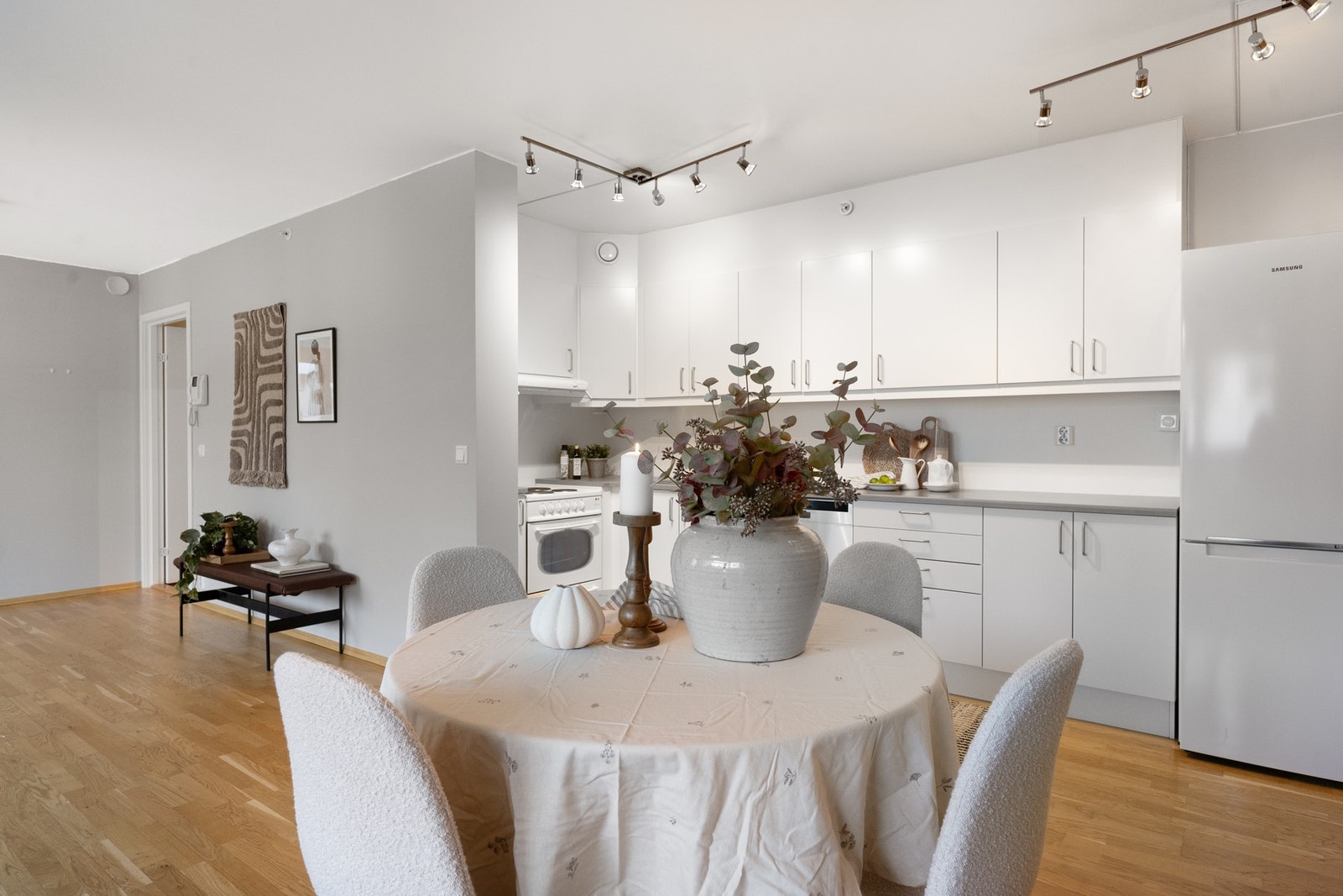 Hvit kjøkkeninnredning med glatte fronter. Galleribilde