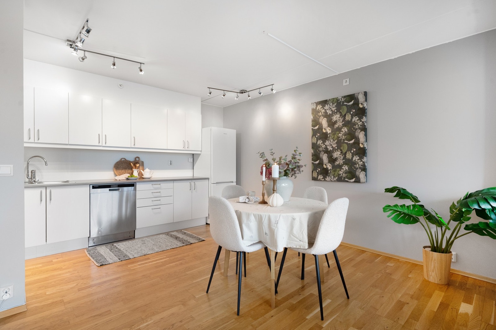 Parkettgulv og lyse malte overflater i spisestue og kjøkken. Galleribilde