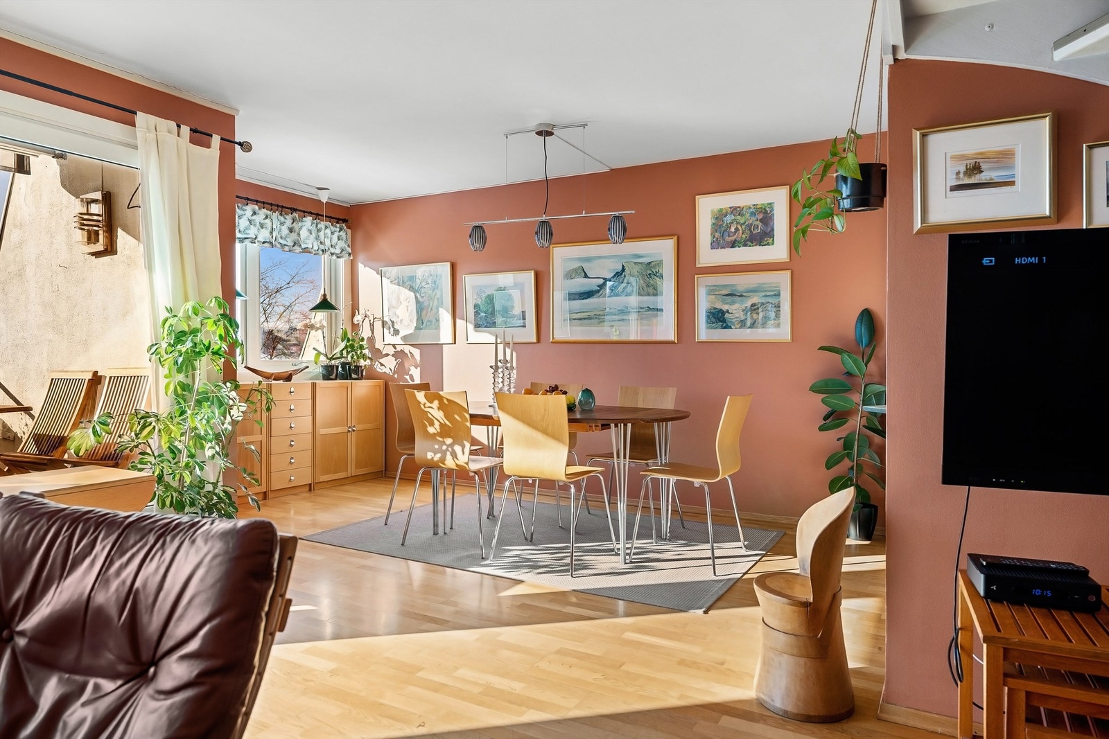 Stuen har gode møbleringsmuligheter med plass for sofagruppe, spisegruppe, TV-seksjon og annet passende møblement Galleribilde