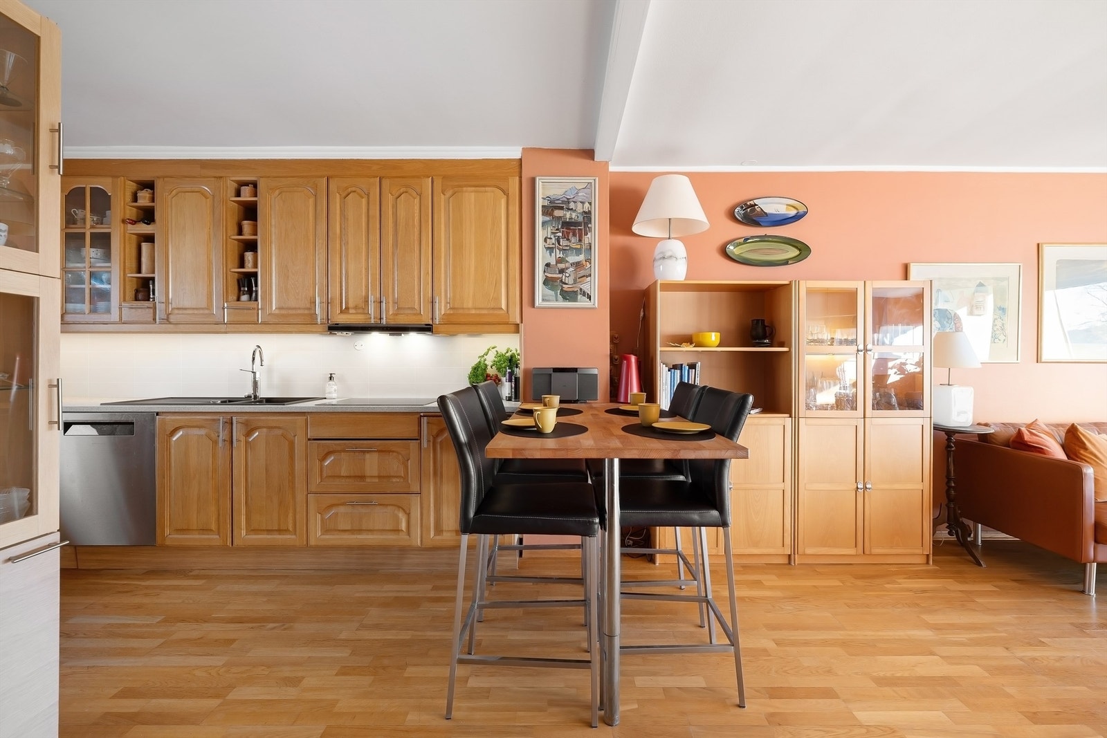 Hyggelig spiseplass / barløsning i forlengelse av kjøkkenet Galleribilde