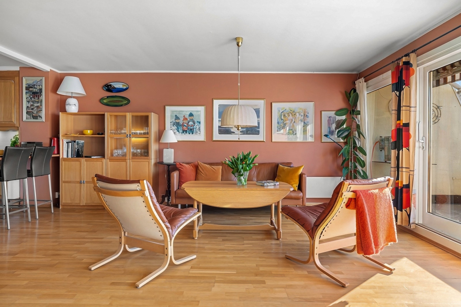 Stuen er malt i tidsriktige og lune farger Galleribilde