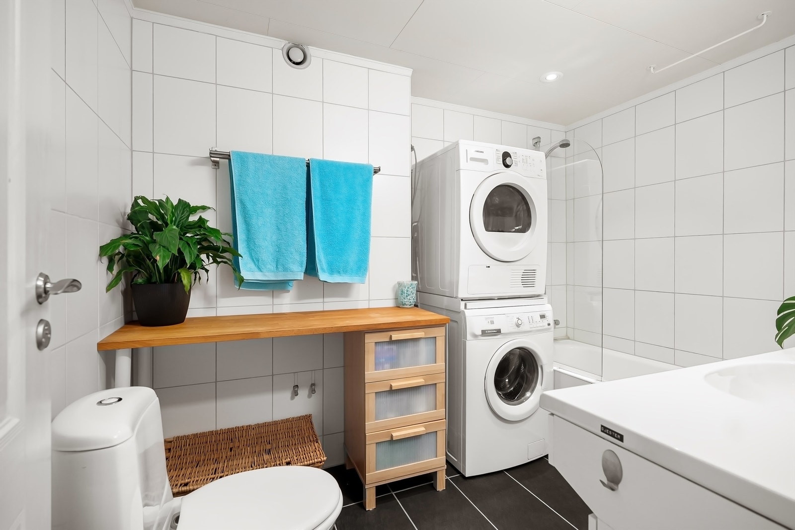 Badet har opplegg for vaskemaskin og tørketrommel Galleribilde