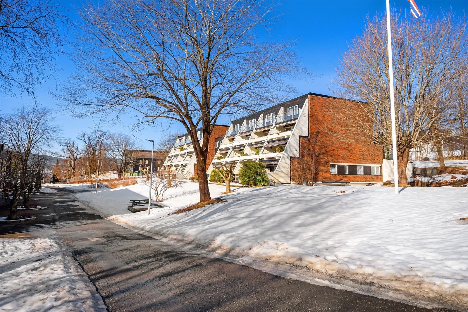 Leiligheten ligger i et rolig og barnevennlig område med umiddelbar nærhet til Kolsås T-bane, bussforbindelse, butikker og turområder Galleribilde