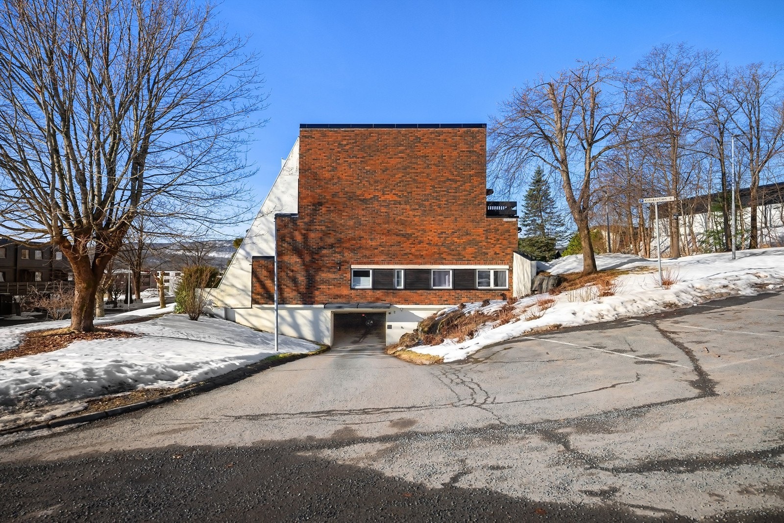 Parkering under blokken Galleribilde