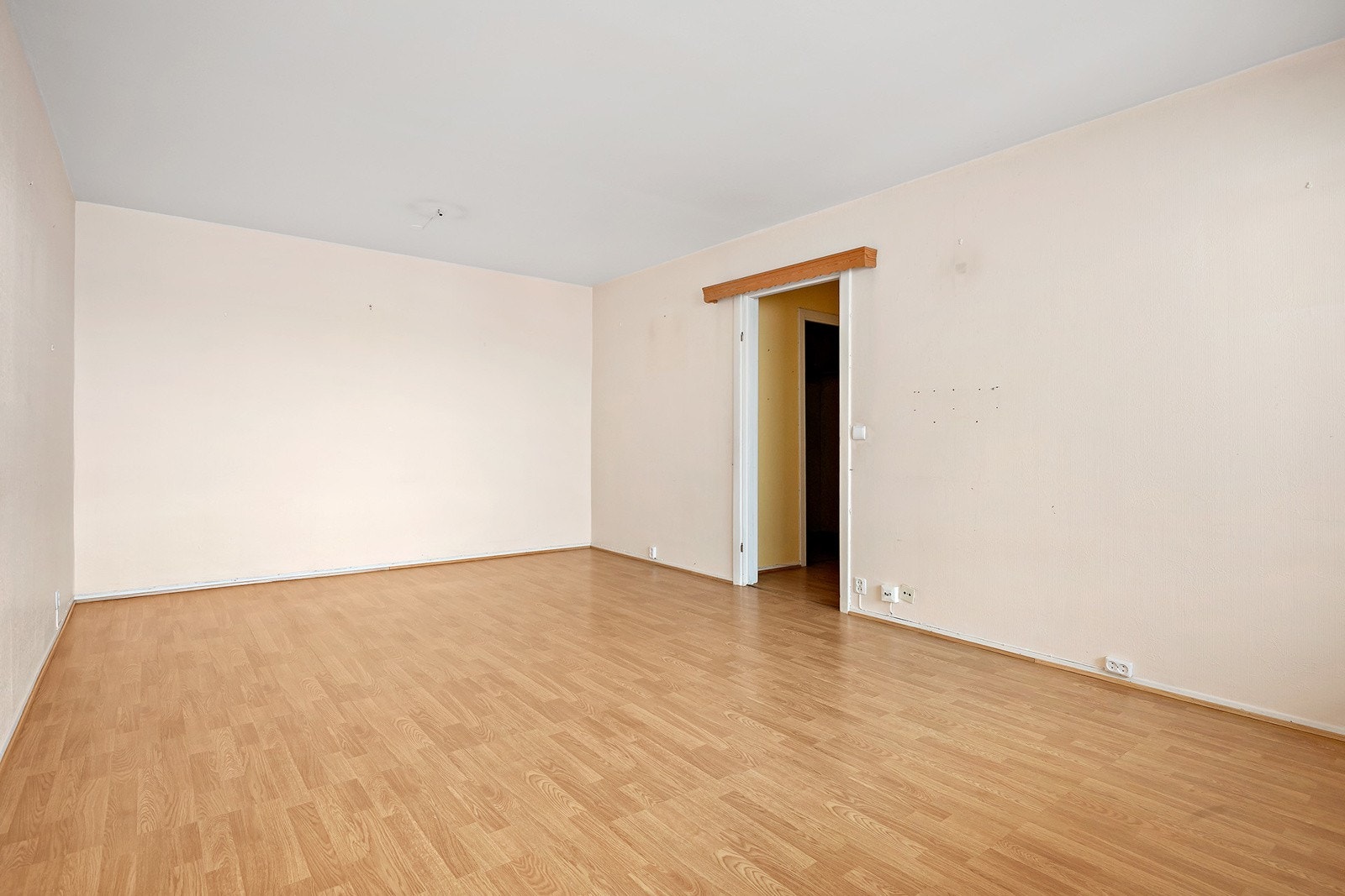 Romslig stue med store vindusflater som gir godt med naturlig lys. Galleribilde