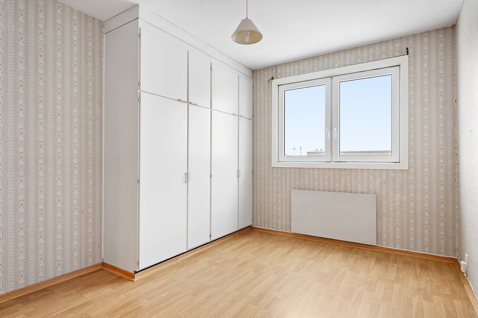 Soverom med god plass til dobbeltseng, nattbord og garderobeløsning. Galleribilde