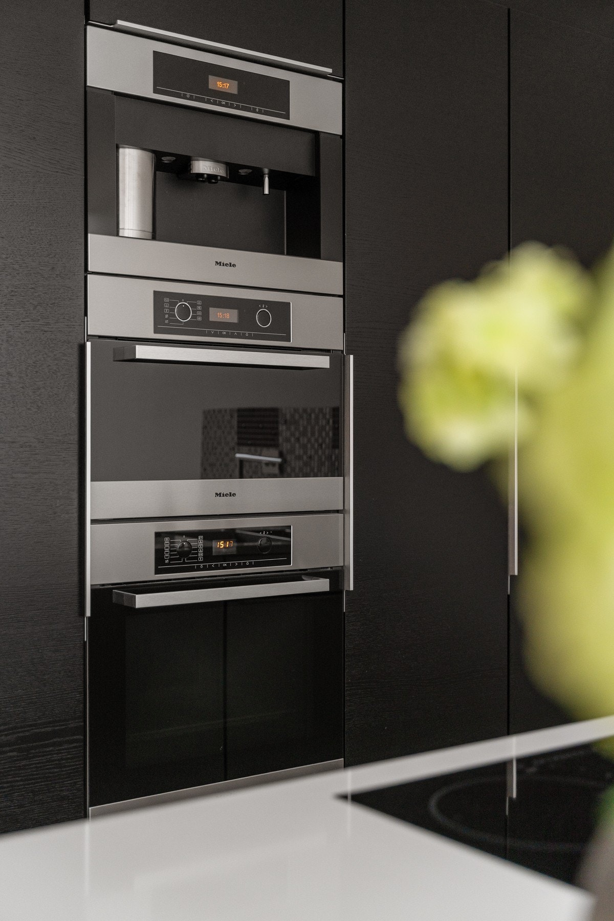 Integrerte hvitevarer fra Miele, blant annet dampovn, avtrekksvifte montert i tak og integrert kaffemaskin. Galleribilde