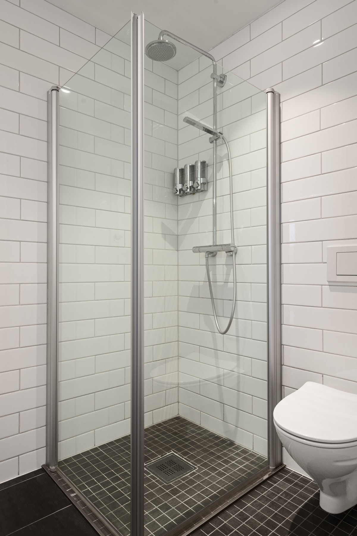 Badet er stilrent med romslig dusjhjørne. Galleribilde