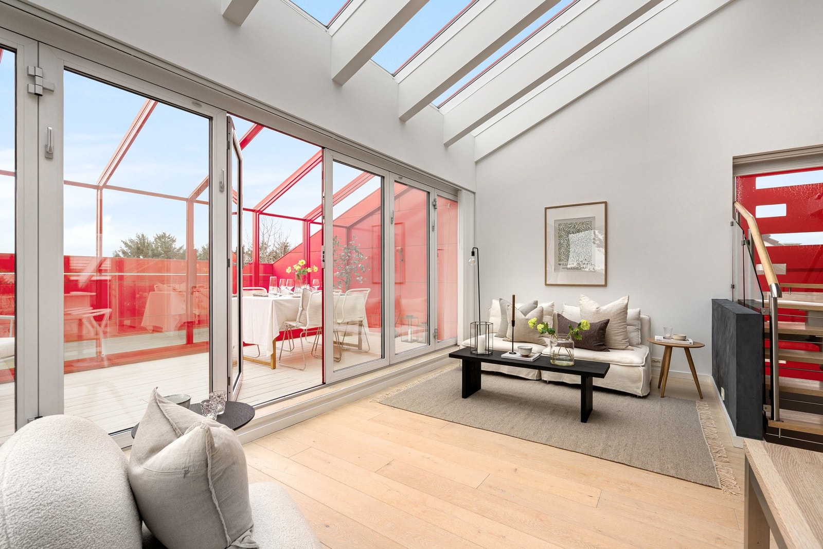 Gjennomgående er lekker enstavs parkett på gulv og lysmalte vegger. Galleribilde