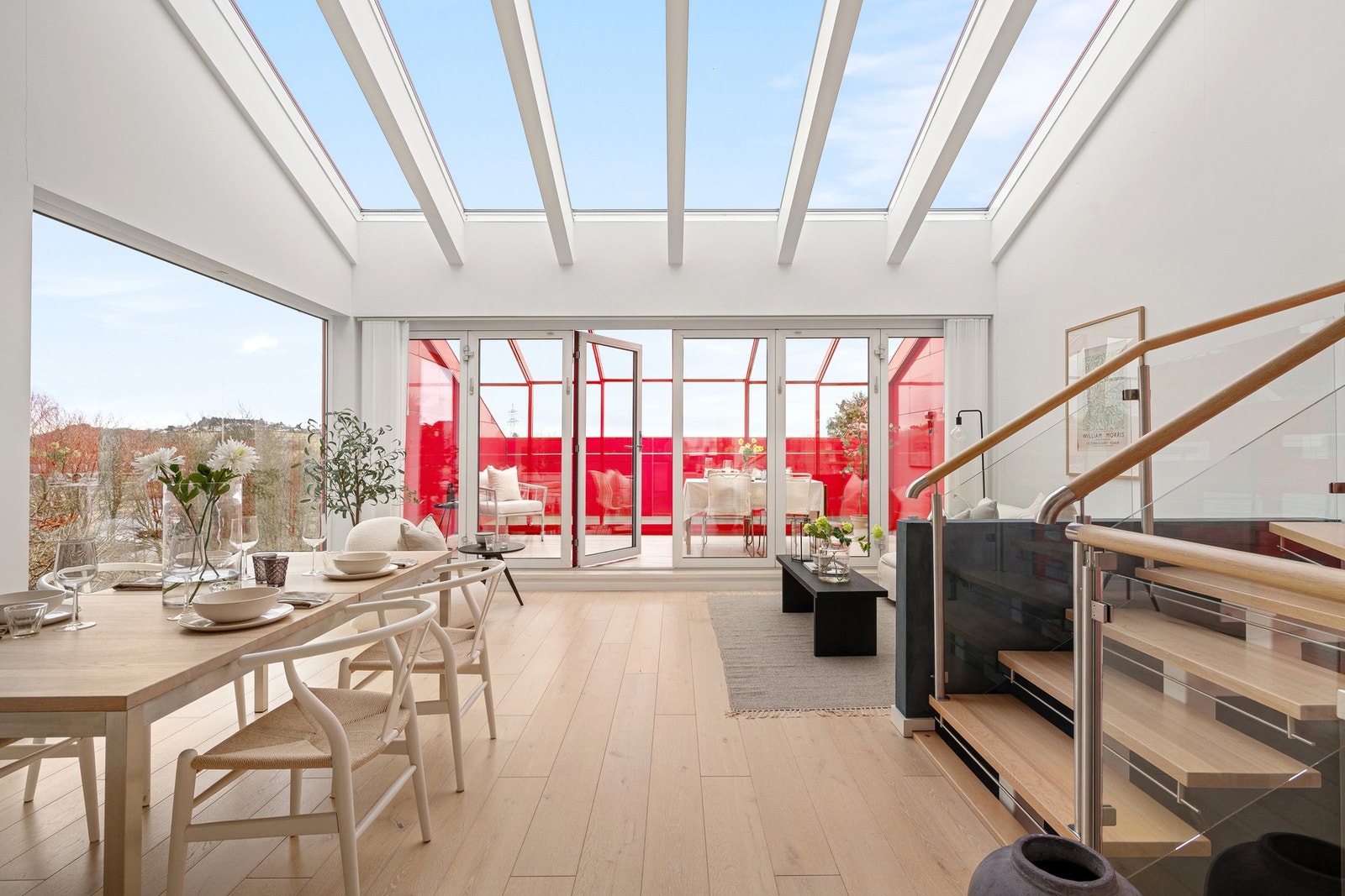 Velkommen til en arkitekttegnet og moderne enebolig med sjønær beliggenhet like ved Møllebukta. Galleribilde