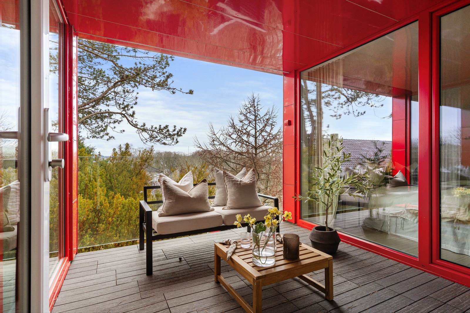 Lunt atrium med adkomst fra både gang og to soverom. Galleribilde