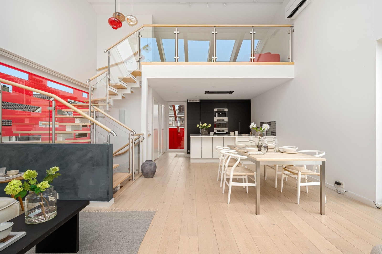 Den gode takhøyden i stuen bidrar til en lys og luftig atmosfære. Galleribilde