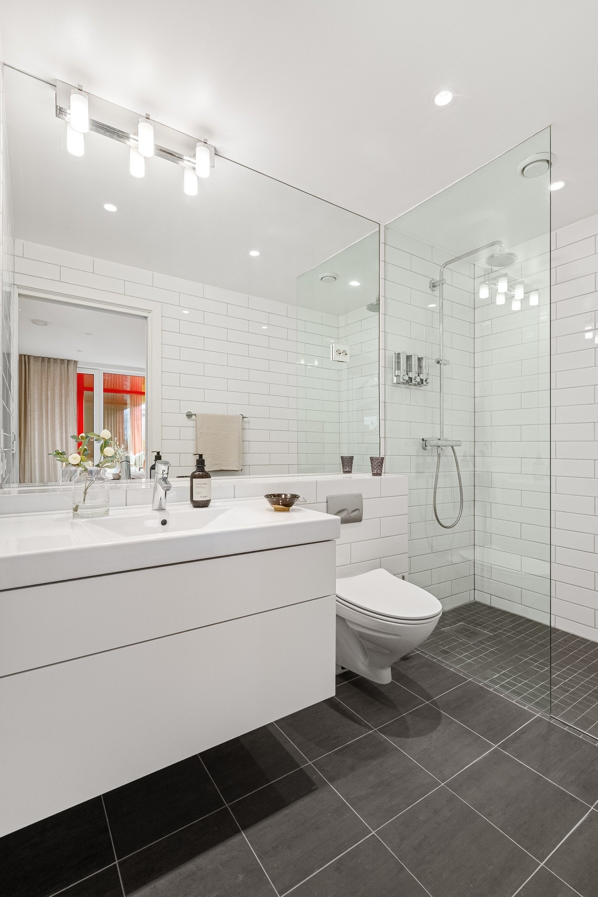 Hovedsoverommet har egen adkomst til bad (ikke omsøkt/godkjent). Galleribilde