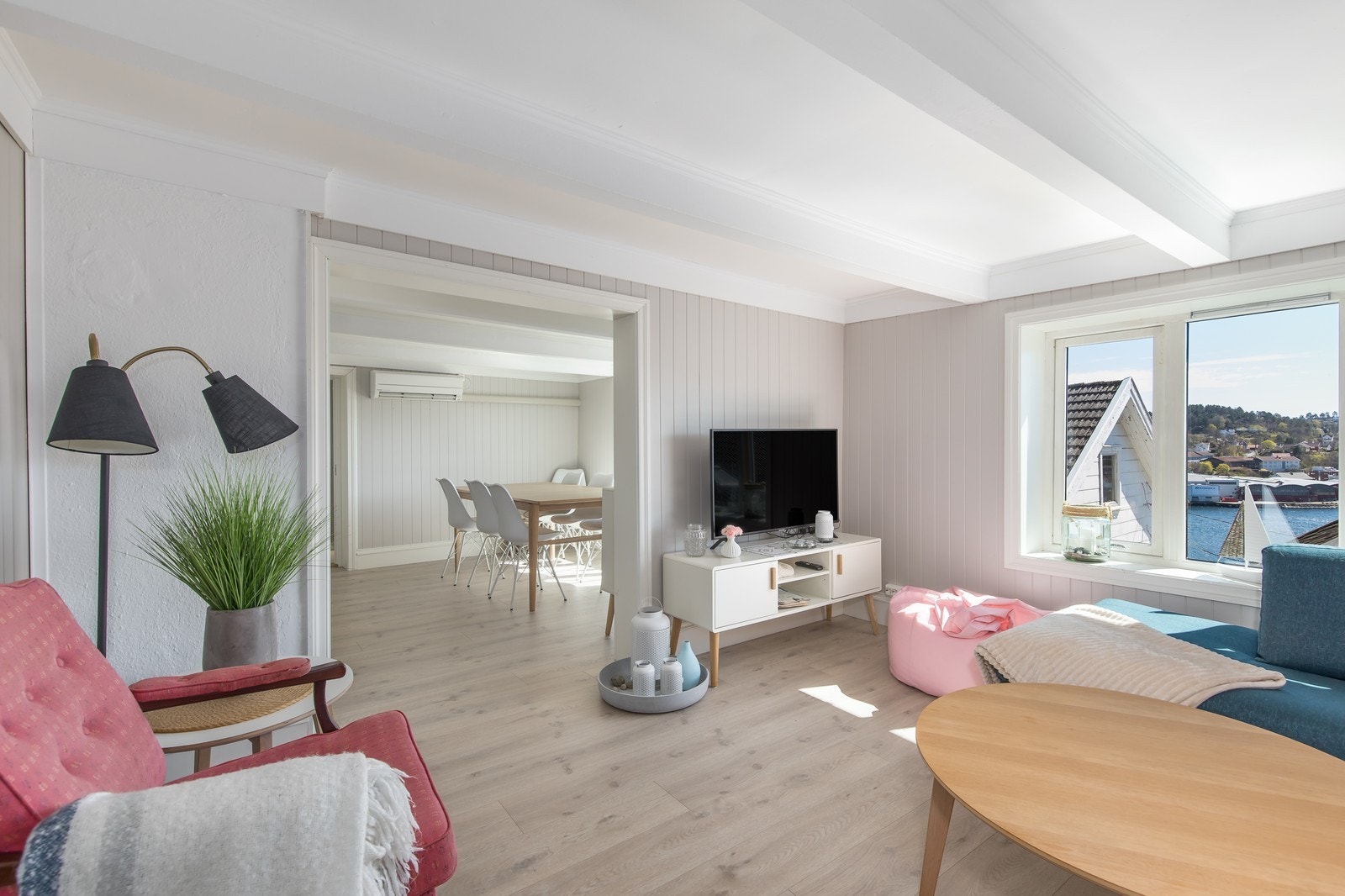 Velkommen til Kystveien 87 - Oppgradert enebolig med fantastisk utsikt mot Tromøysund og innseilingen til Arenal, - gode solforhold! Galleribilde