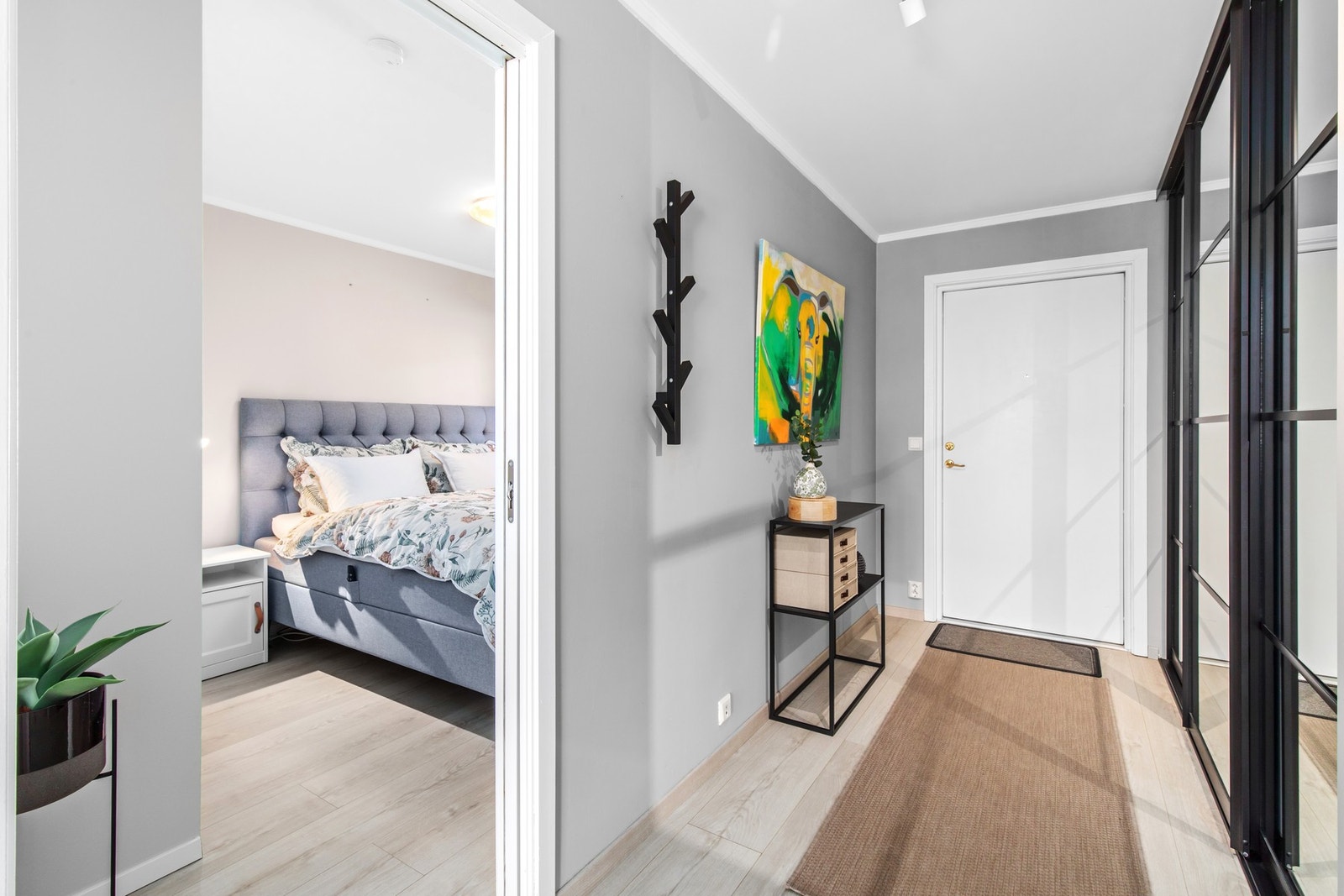 Entreen har god plass til oppbevaring i garderobeskap med speilfronter. Galleribilde