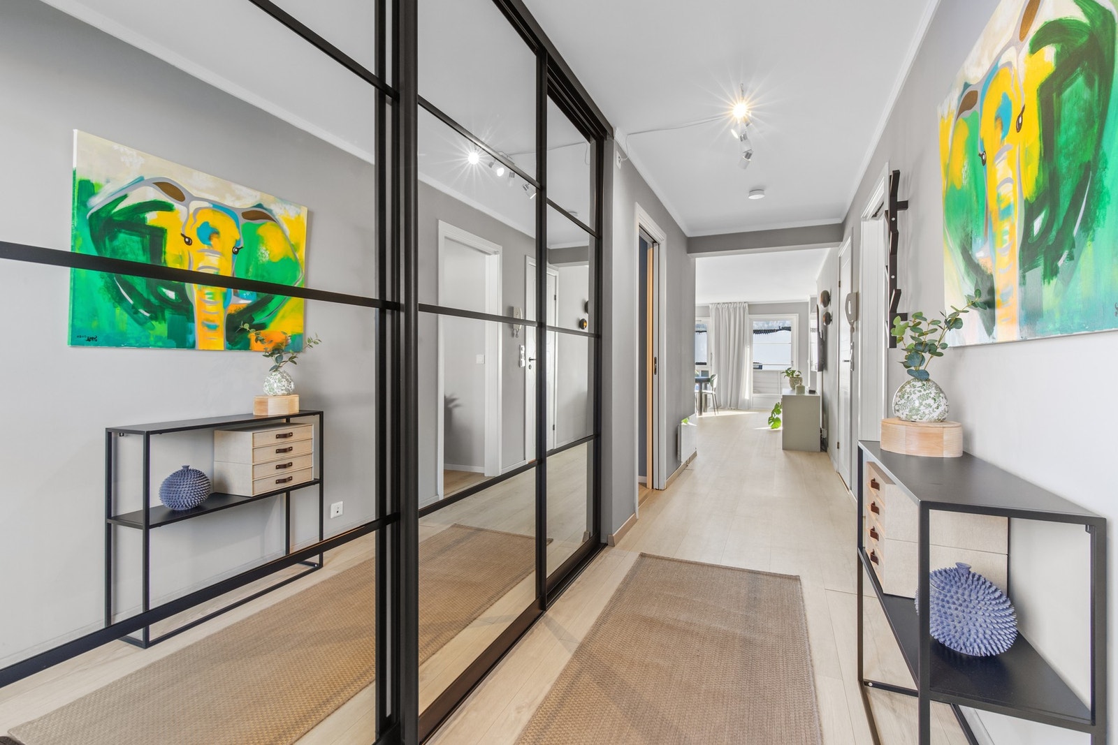 Her blir man ønsket velkommen i en innbydende entré. Galleribilde