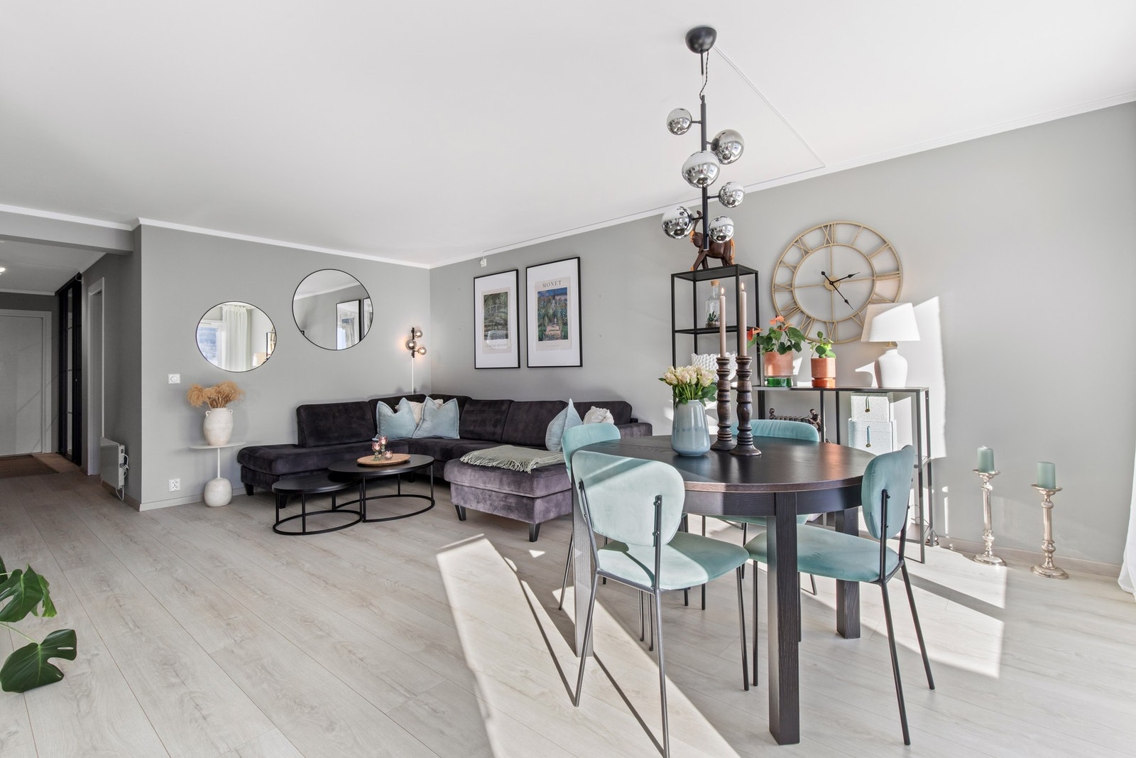 Stuen er i god størrelse og har god plass til både en trivelig sofagruppe, samt spisegruppe. Galleribilde