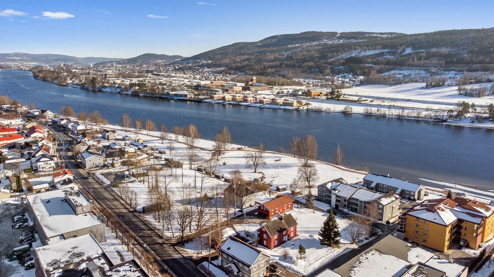 Rett utenfor døren har du flotte turområder og gang-/sykkelsti langs elven mot sentrum. Galleribilde