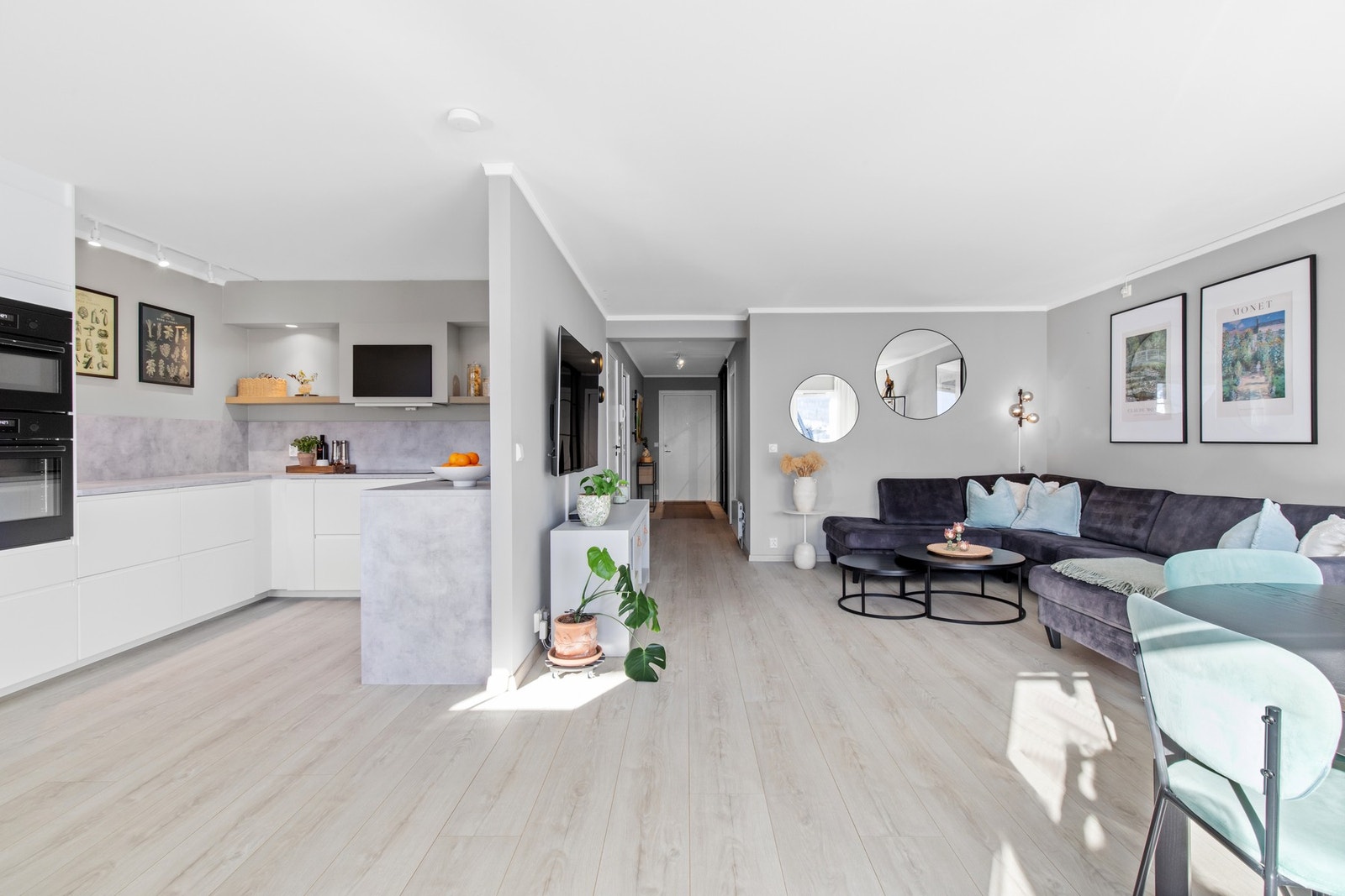 Lys og praktisk stue/kjøkken løsning. Galleribilde