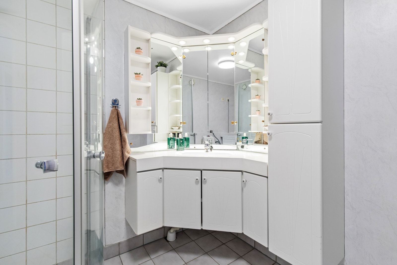Badet har innredning med glatte fronter. Galleribilde