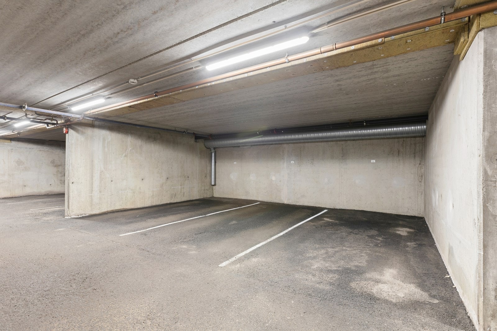 Leiligheten disponerer en garasjeplass i felles garasjeanlegg, og det er heis opp til etasjen. Galleribilde