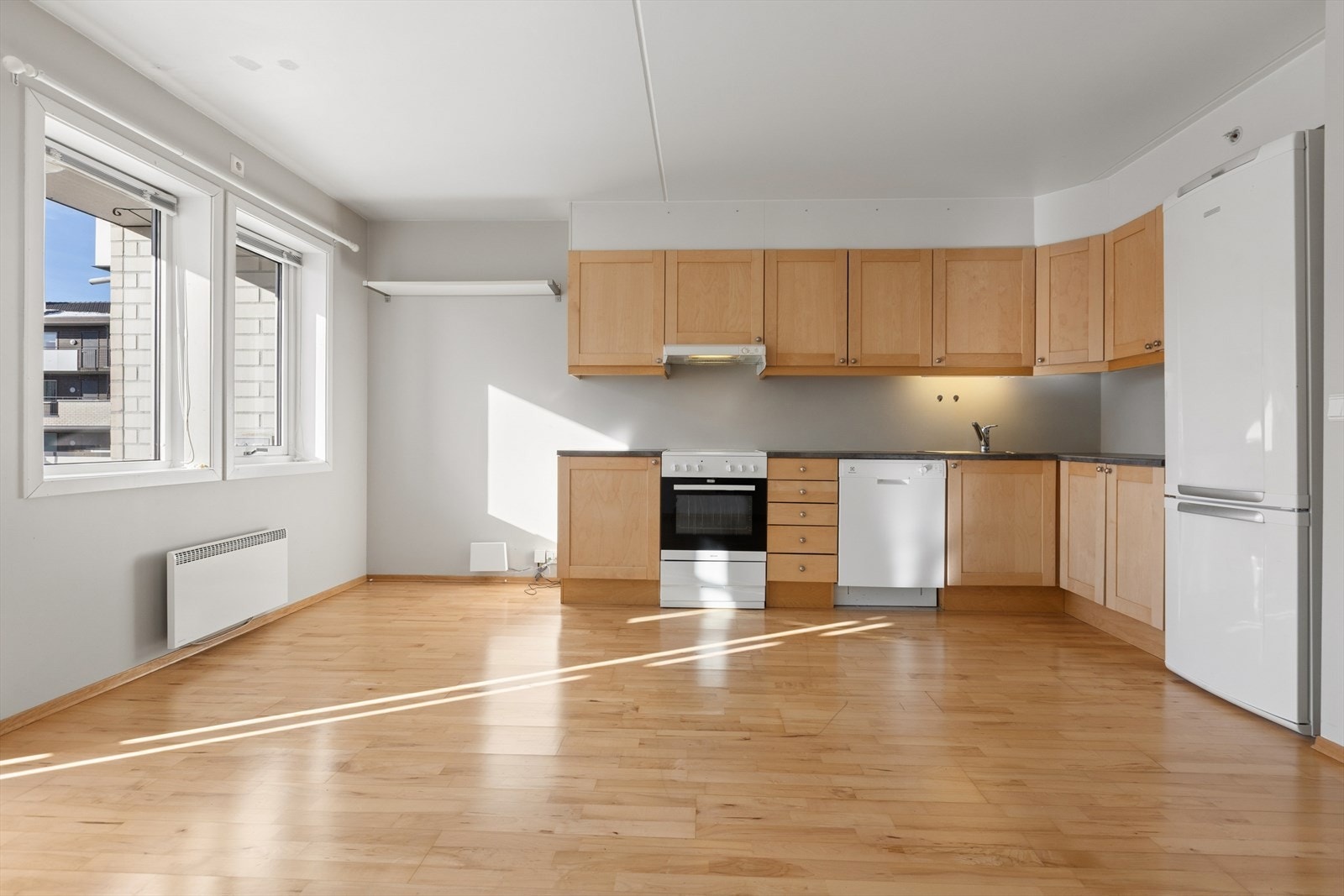 Kjøkkenet byr på godt med benke og lagringsplass. Galleribilde