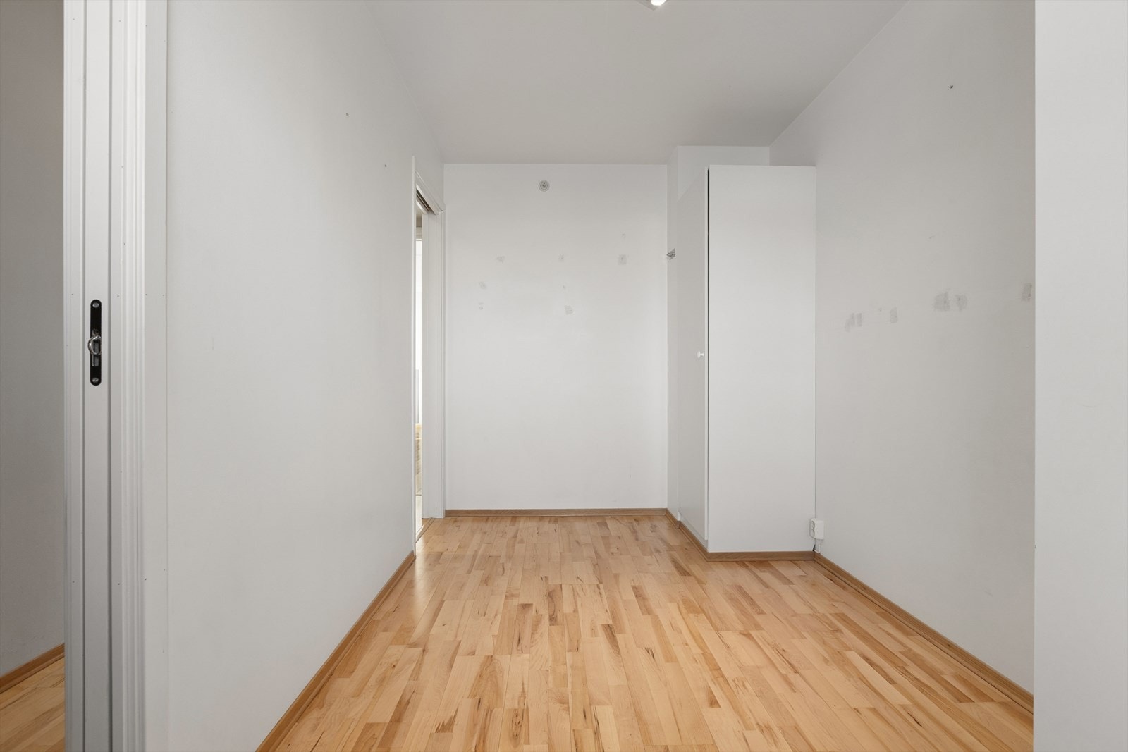 Leiligheten har ett soverom med mye lysinnslipp. Det er montert et praktisk garderobeskap på soverommet. Øvrig lagringsplass i kjellerbod. Galleribilde